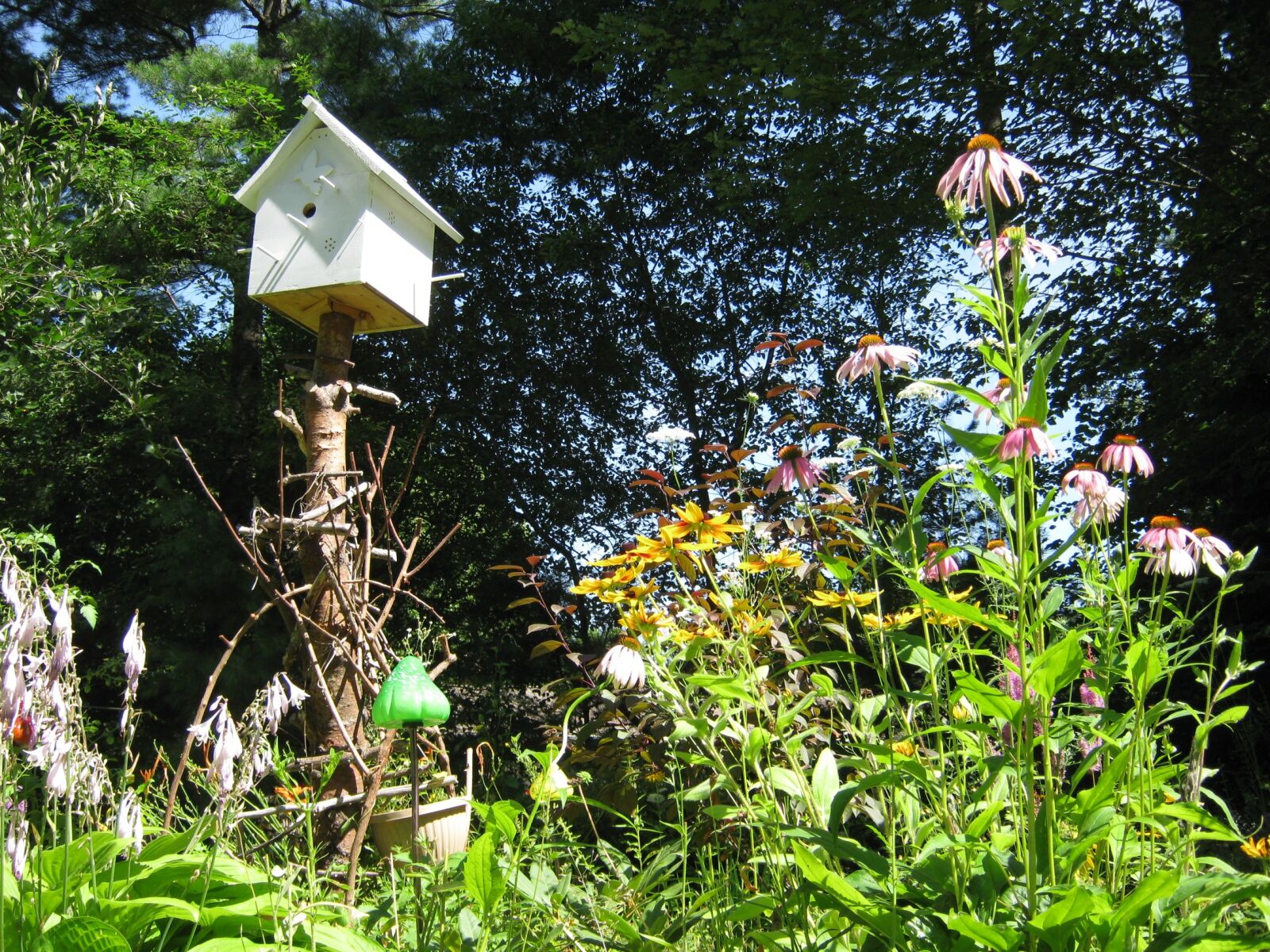 Canon PowerShot A480 sample photo. Garden, birdhouse, nature photography