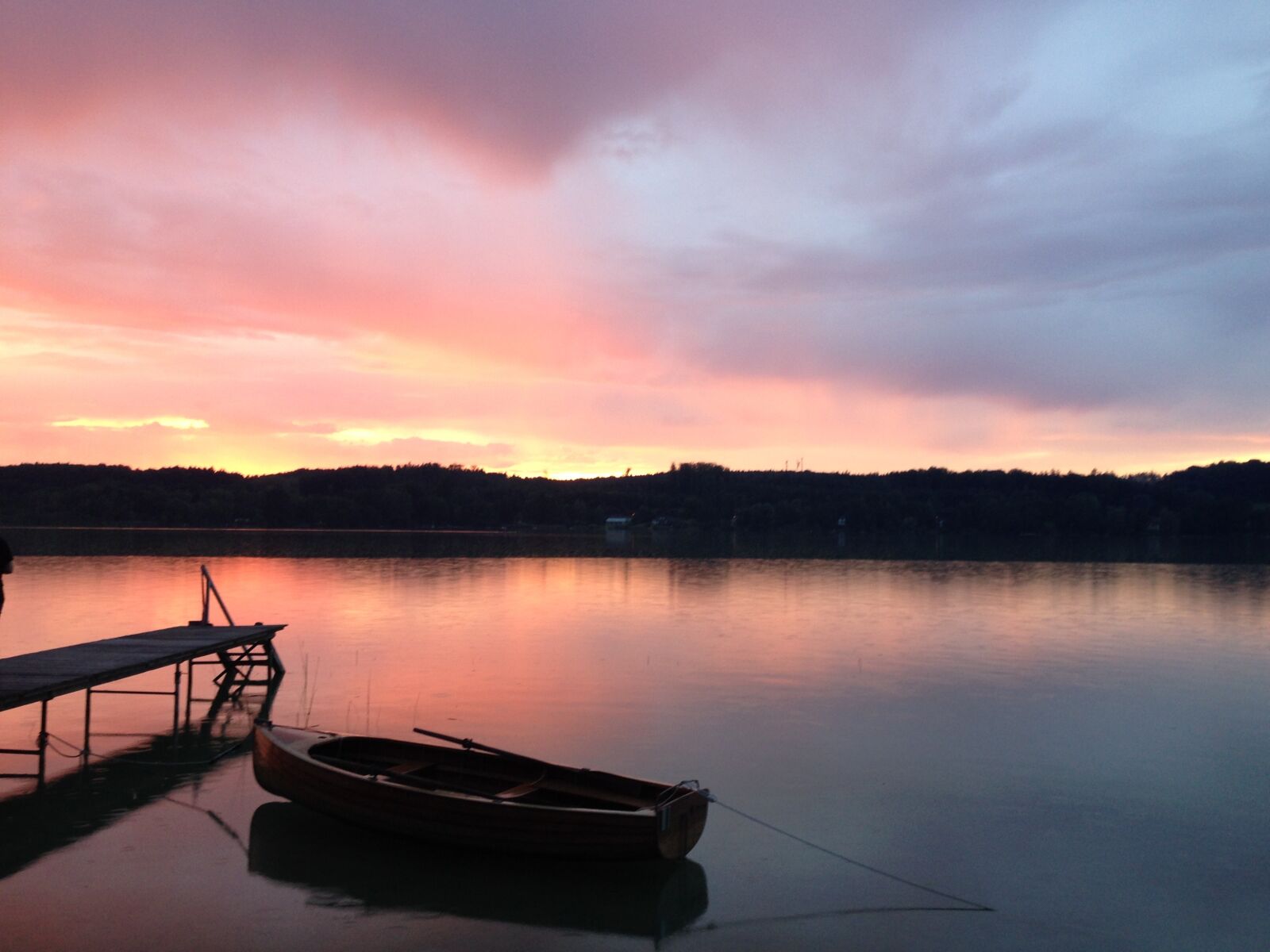 iPhone 5 back camera 4.12mm f/2.4 sample photo. Sunset, abendstimmung, boat photography
