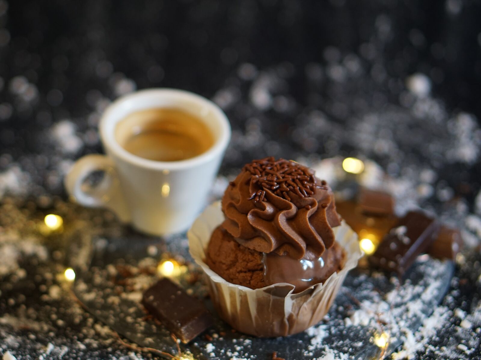 E 50mm F1.8 OSS sample photo. Cupcake, chocolate, coffee time photography