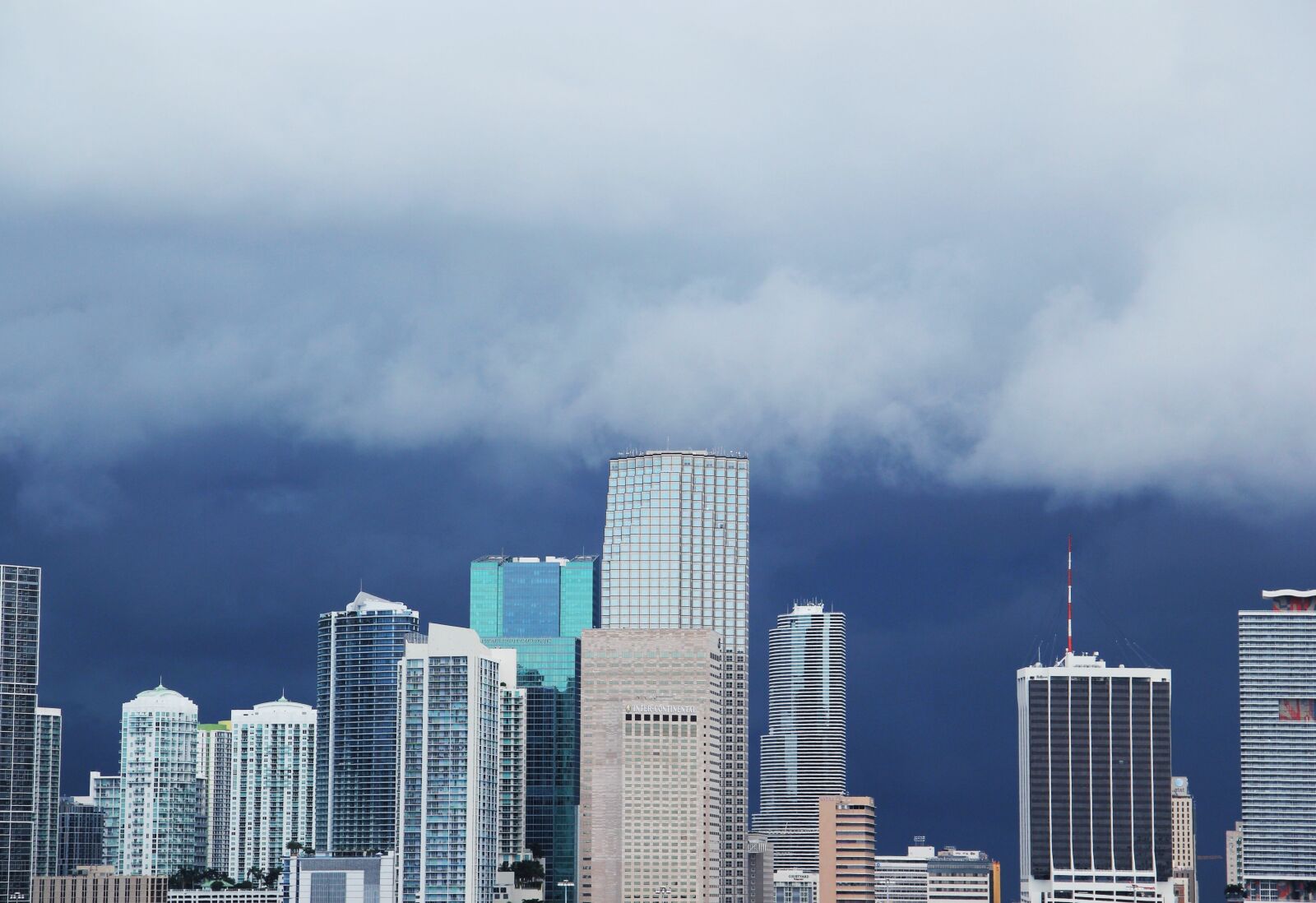 Canon EOS 550D (EOS Rebel T2i / EOS Kiss X4) sample photo. Miami-skyline, anrollendes storm, clouds photography