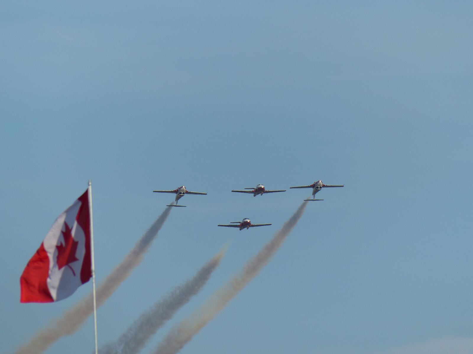 Panasonic Lumix DMC-FZ200 sample photo. Snowbirds, aerobatic, team photography