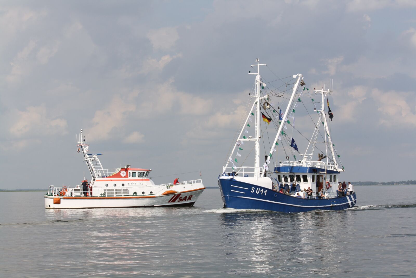 Canon EOS 1000D (EOS Digital Rebel XS / EOS Kiss F) sample photo. North sea, shrimp, harbour photography