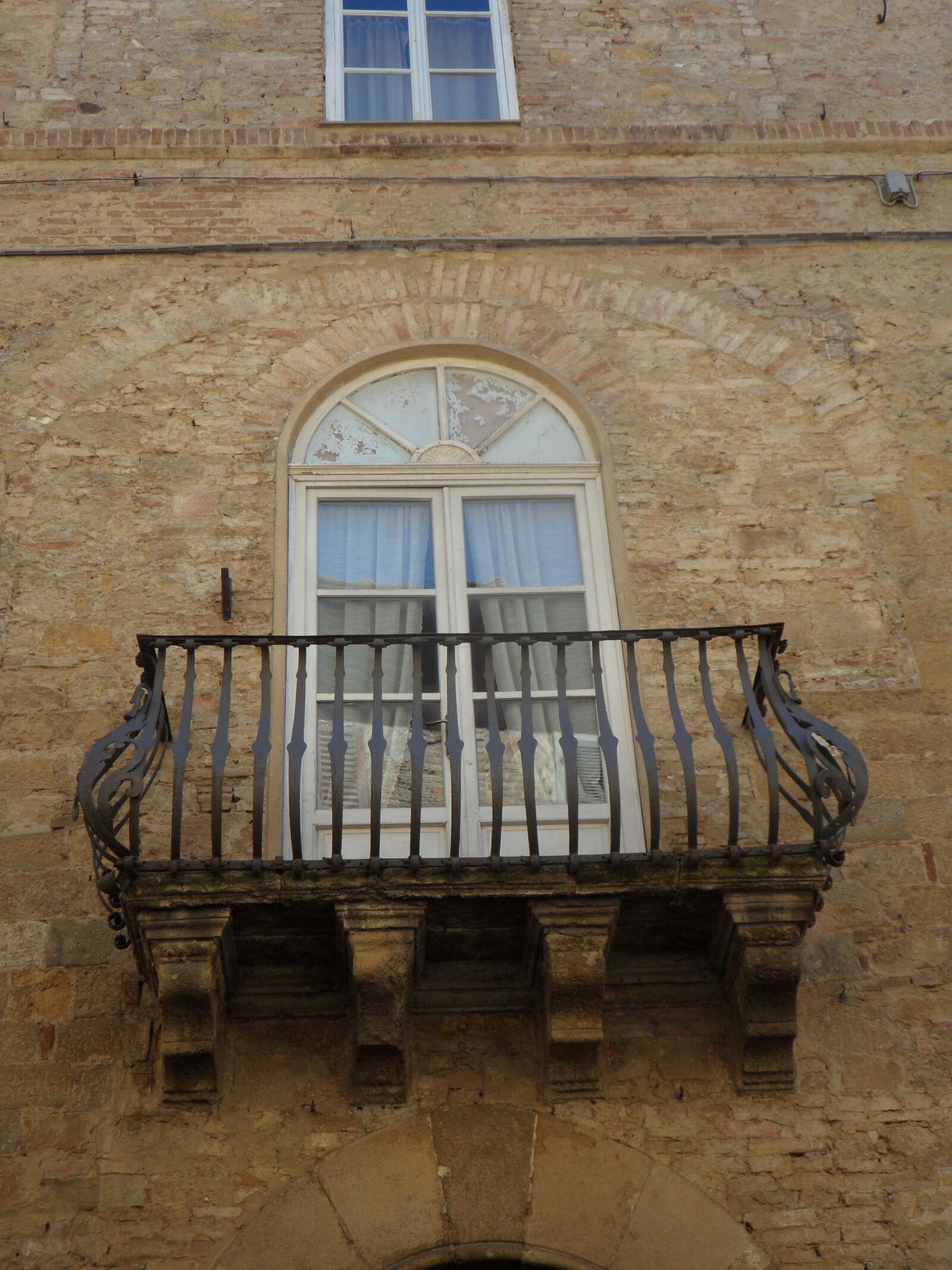 Samsung VLUU WB210, SAMSUNG WB210 sample photo. Volterra, palace, building photography