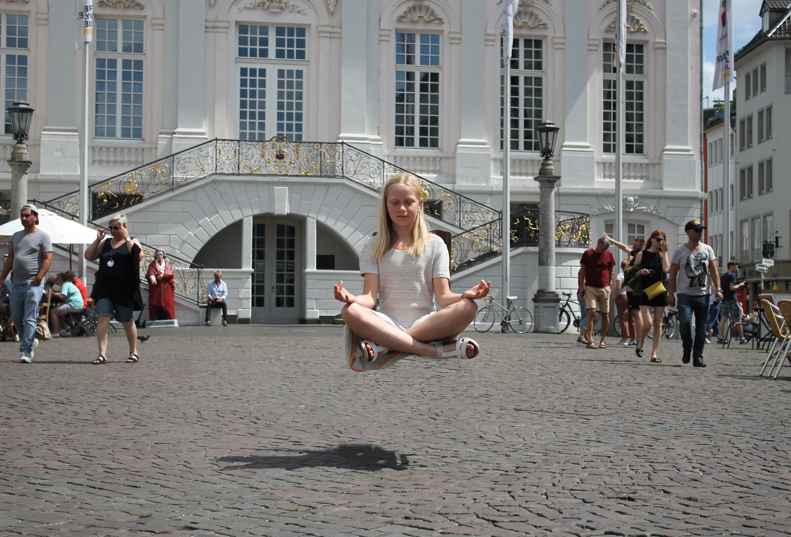 Canon EOS 1100D (EOS Rebel T3 / EOS Kiss X50) sample photo. Levitation, girl, city photography