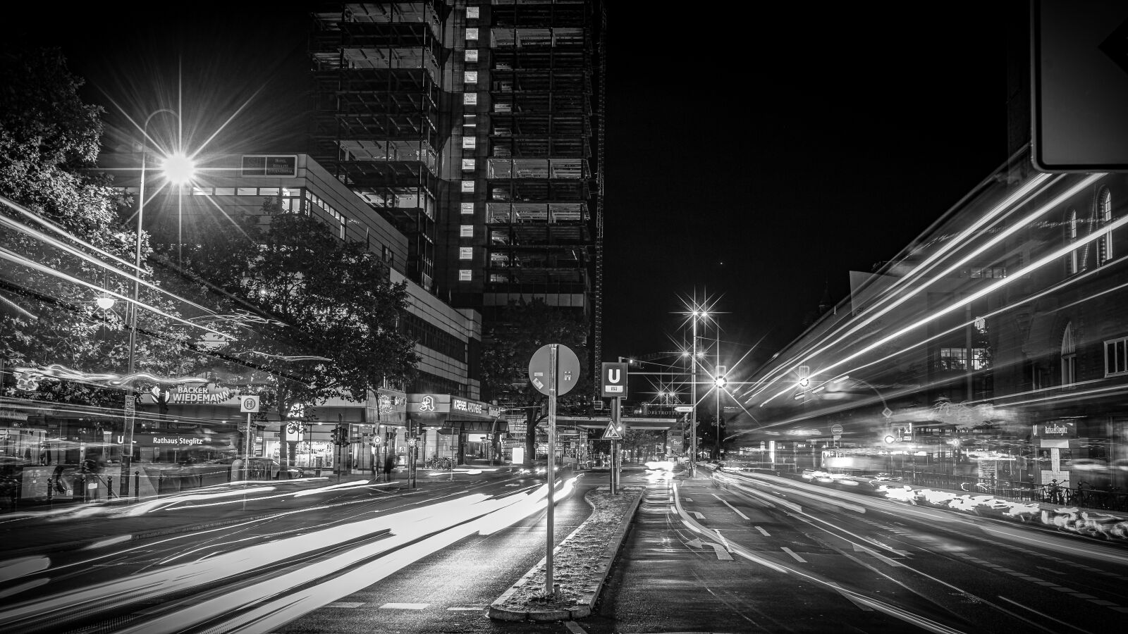 Sony a7 II + Sony FE 28-70mm F3.5-5.6 OSS sample photo. Night life, road, vehicles photography