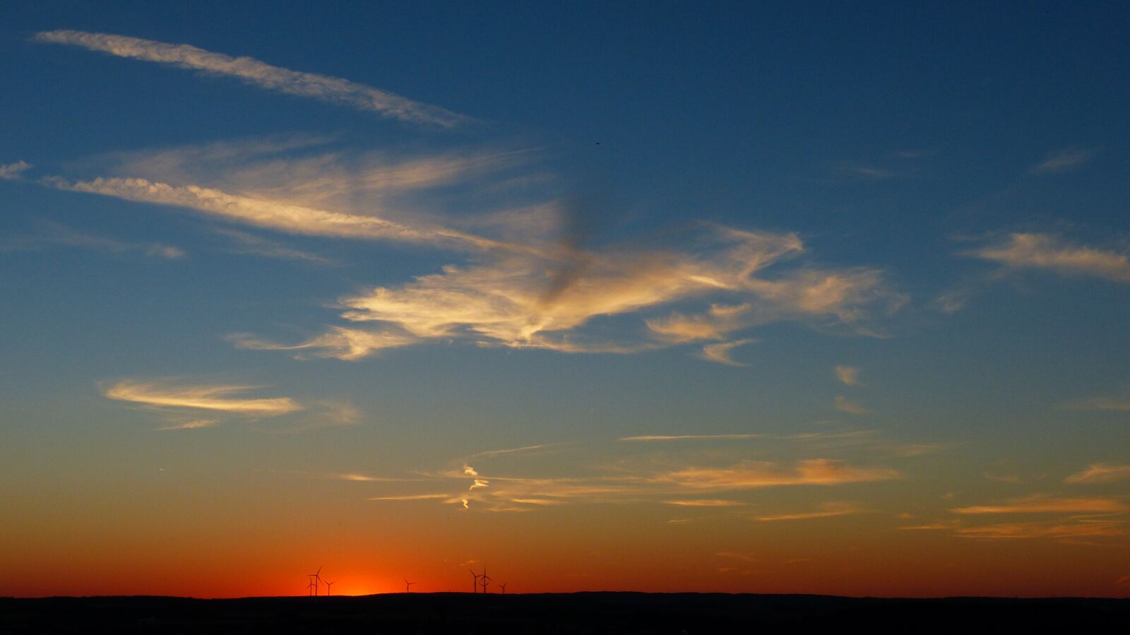 Panasonic Lumix DMC-FZ200 sample photo. Sky, clouds, blue photography