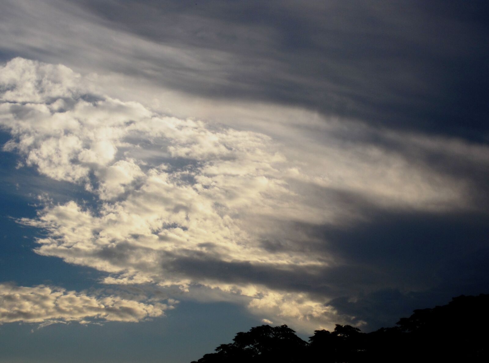 Canon PowerShot SD1200 IS (Digital IXUS 95 IS / IXY Digital 110 IS) sample photo. Clouds, swept, streaked photography