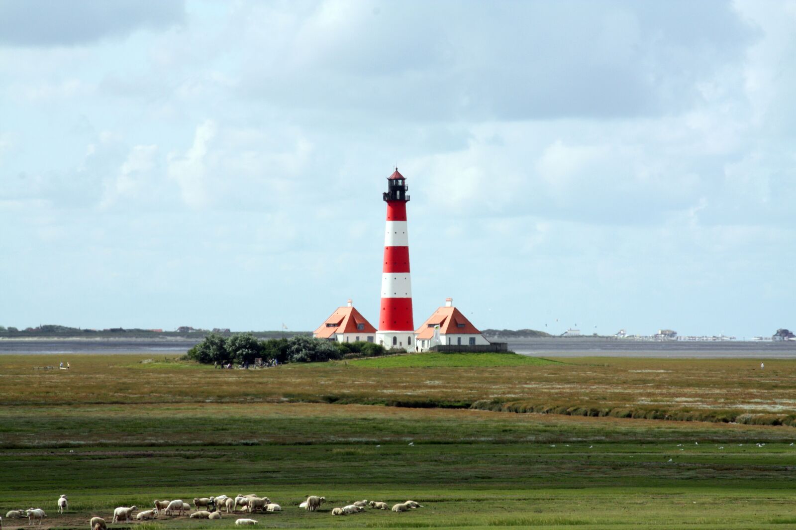 Canon EOS 450D (EOS Rebel XSi / EOS Kiss X2) sample photo. Westerhever lighthouse, salt marshes photography