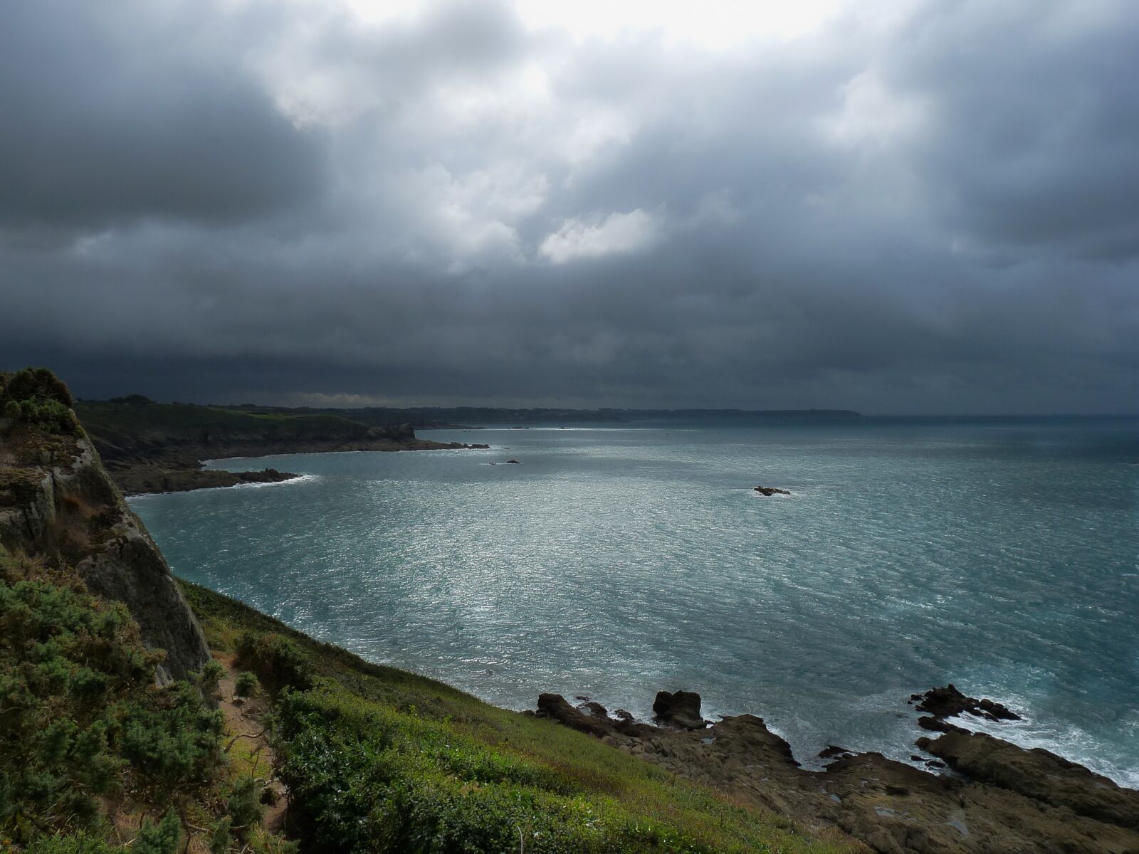 Panasonic Lumix DMC-FZ28 sample photo. Brittany, cancale, clouds photography