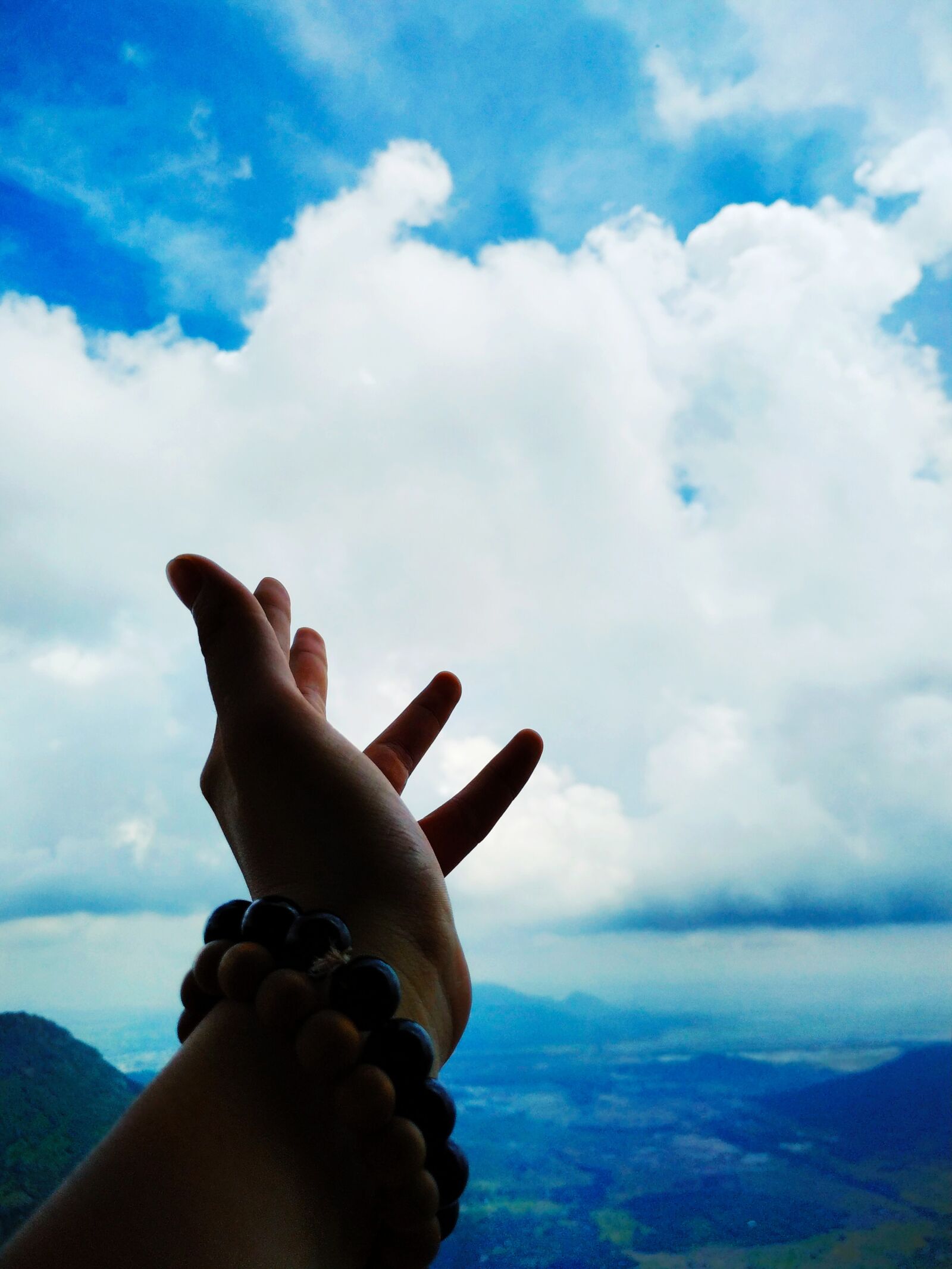 Xiaomi Redmi Note 6 Pro sample photo. Cloud, wind, hand photography