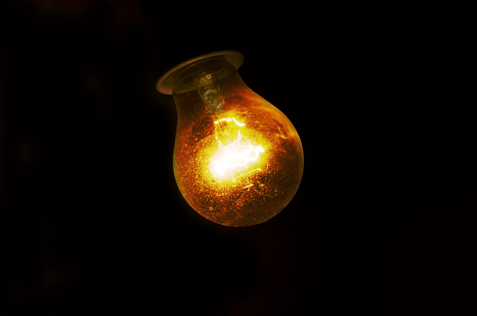 Nikon D5100 + Nikon AF-S DX Nikkor 35mm F1.8G sample photo. Atom, bomb, bulb, connection photography