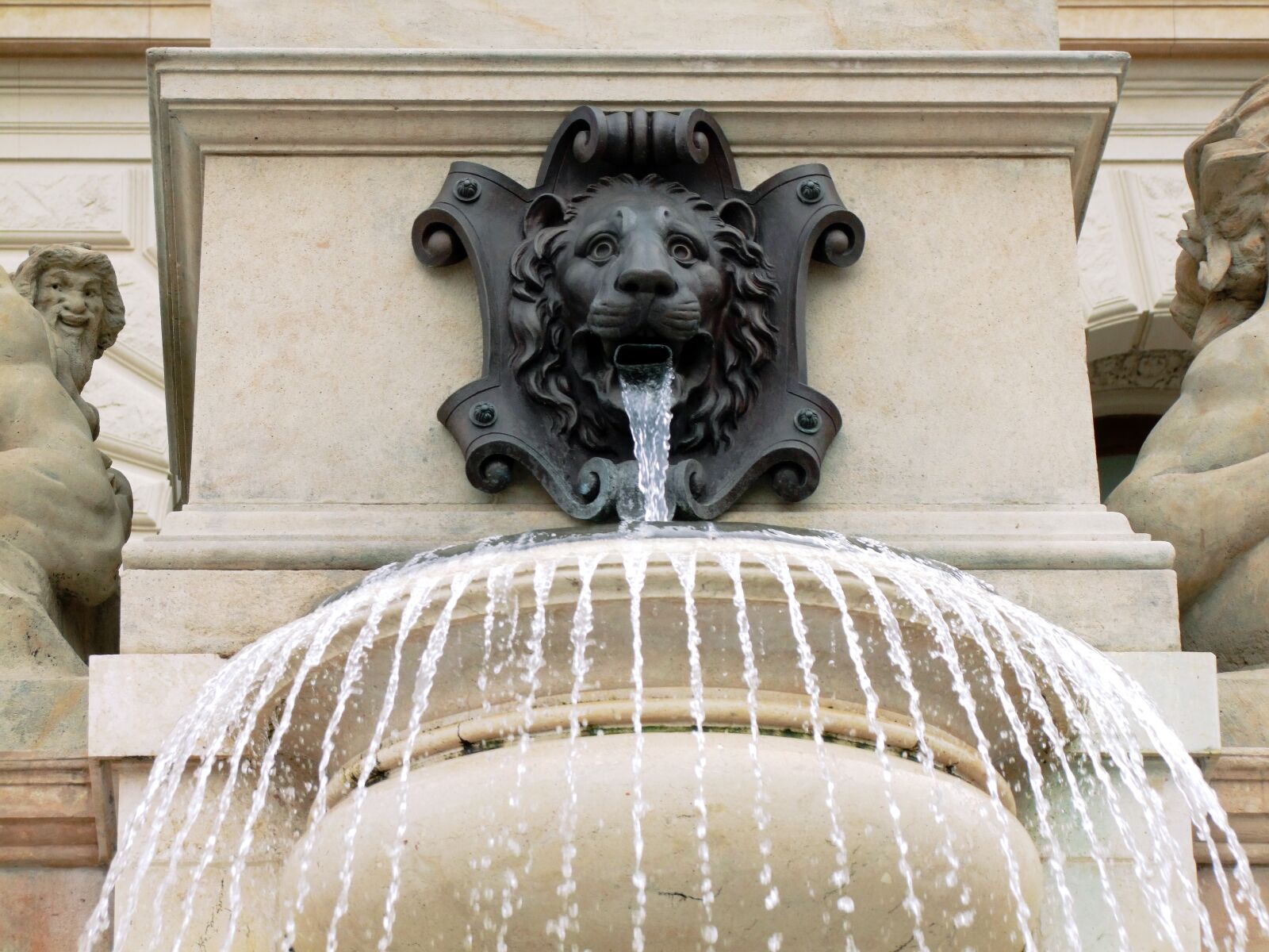 Fujifilm FinePix S100fs sample photo. Gargoyle, fountain, water photography