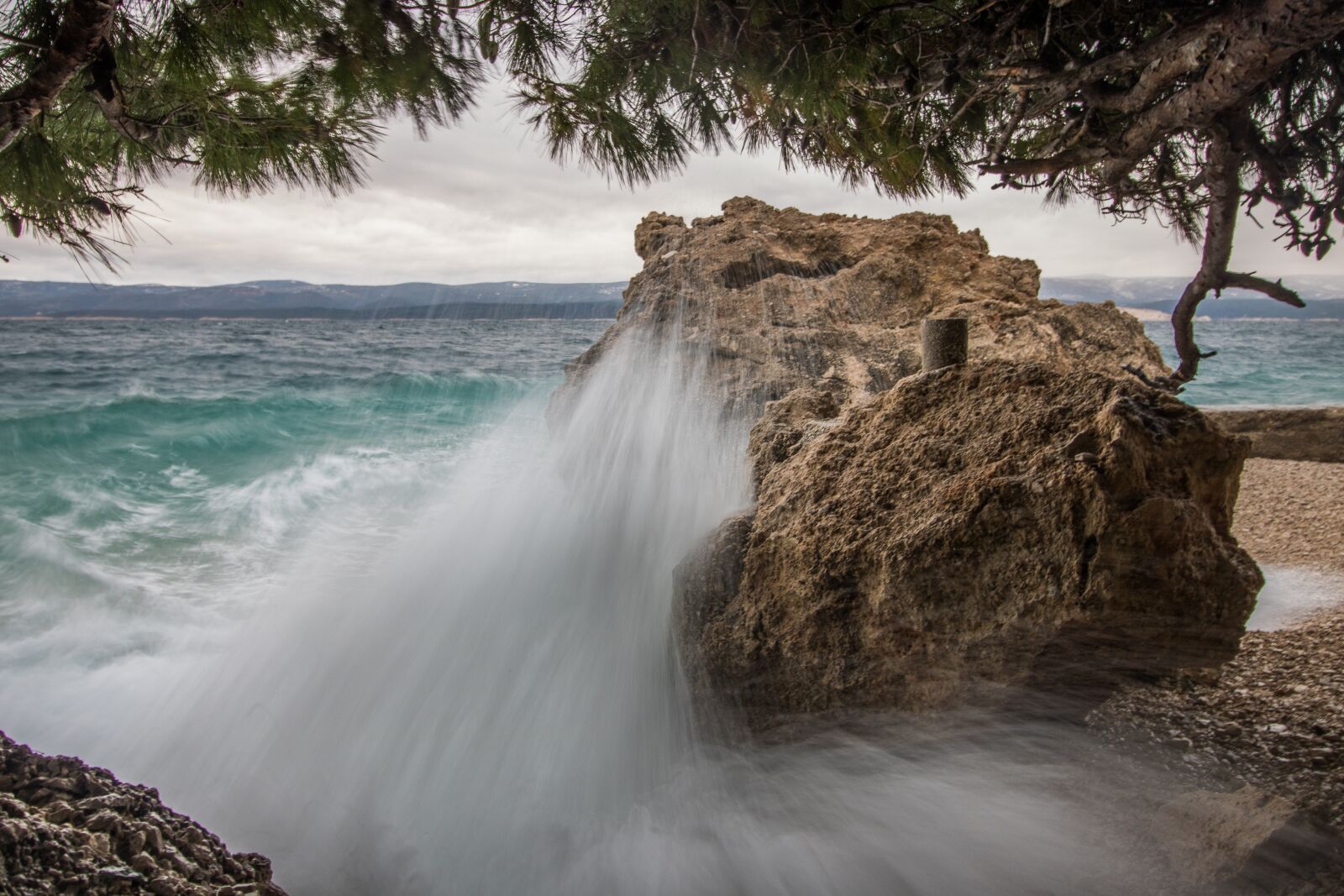 Canon EOS 750D (EOS Rebel T6i / EOS Kiss X8i) + Canon EF-S 10-18mm F4.5–5.6 IS STM sample photo. Wind, waves, dalmatia photography