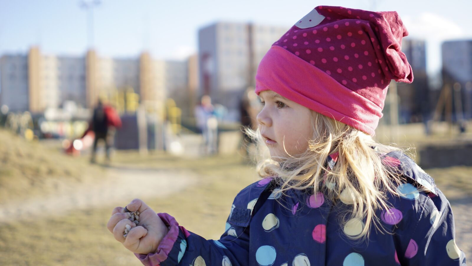 Sony FE 28mm F2 sample photo. Child, profile, spring photography