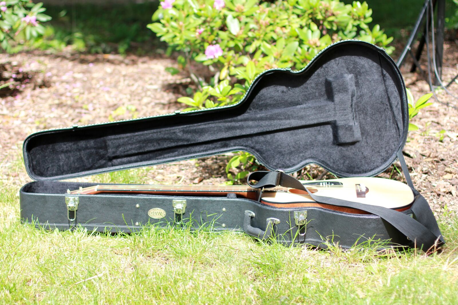 Canon EOS 60D + Canon EF 50mm F1.4 USM sample photo. Guitar, instrument, acoustic guitar photography