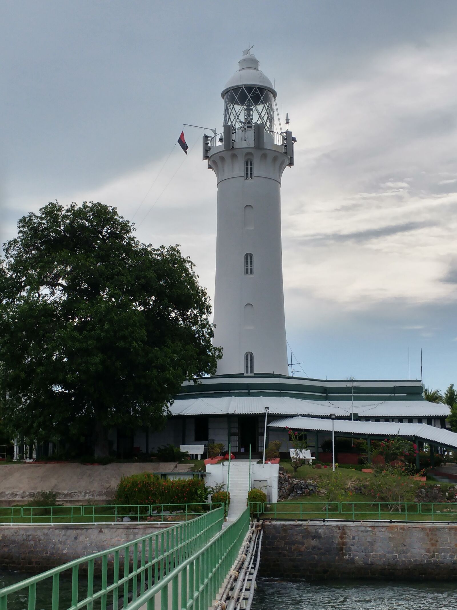 LG G5 sample photo. Raffles lighthouse, bridge, cloudy photography