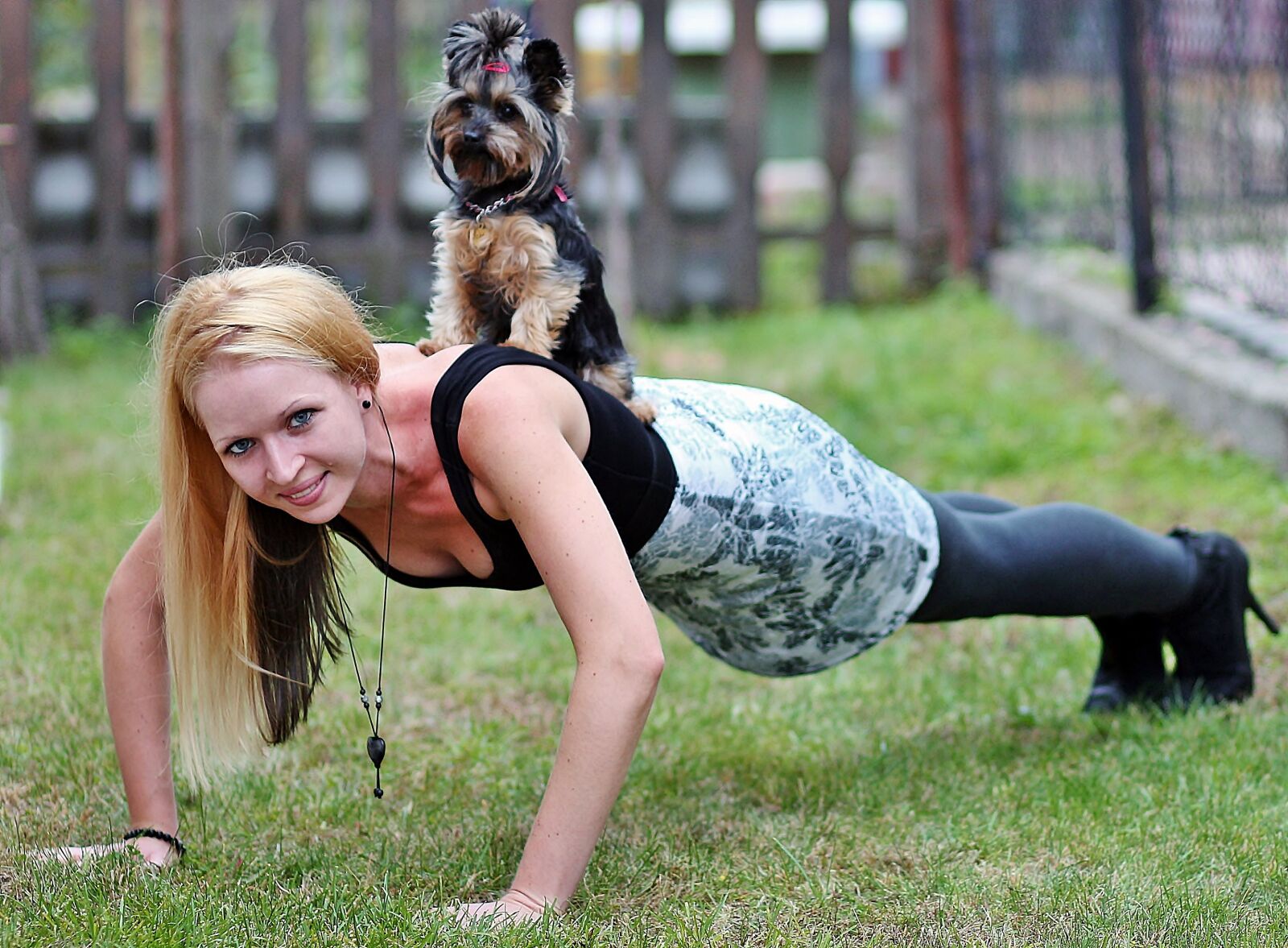 Canon EOS 600D (Rebel EOS T3i / EOS Kiss X5) sample photo. Blonde woman, yorkie, dog photography