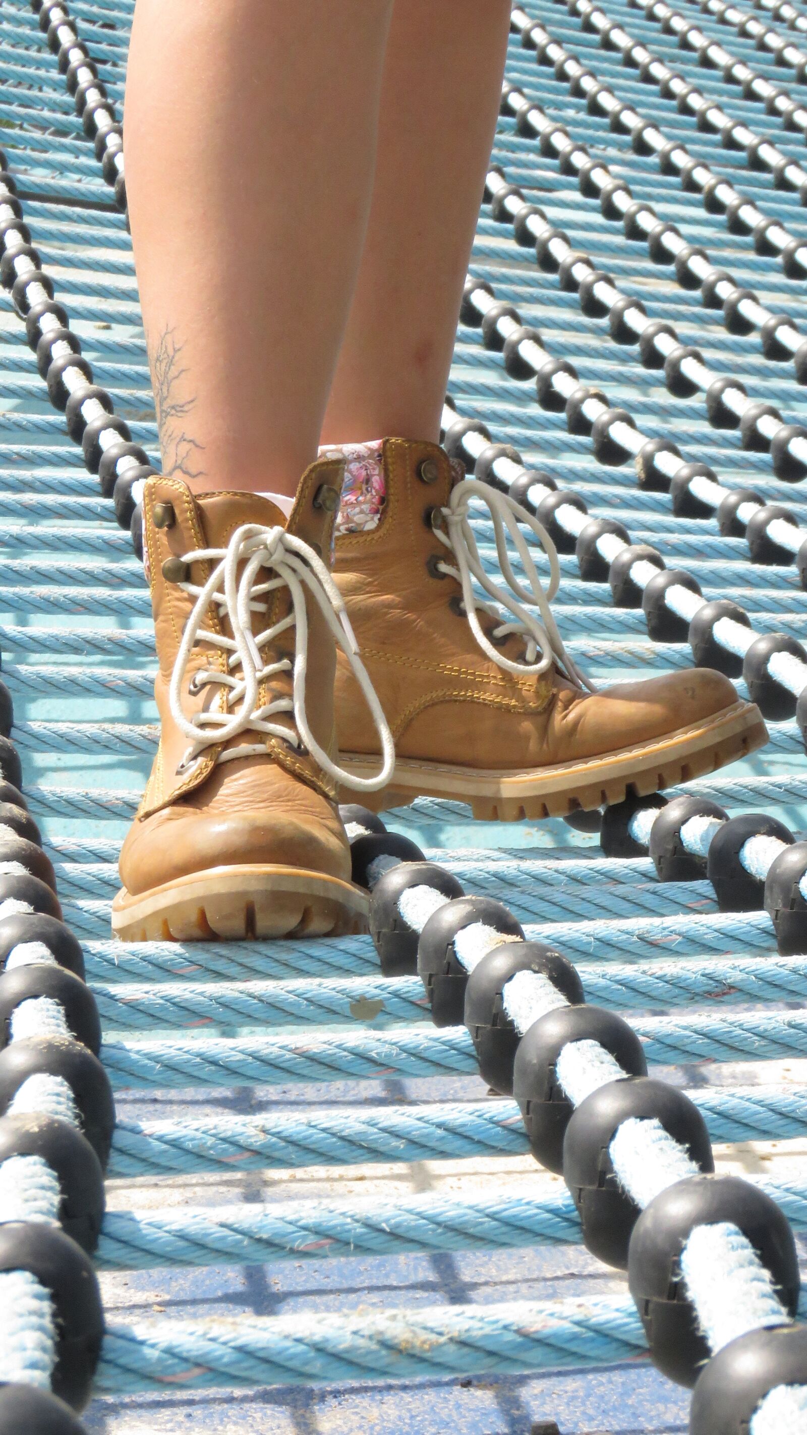 Canon PowerShot SX60 HS sample photo. Network, legs, shoes photography