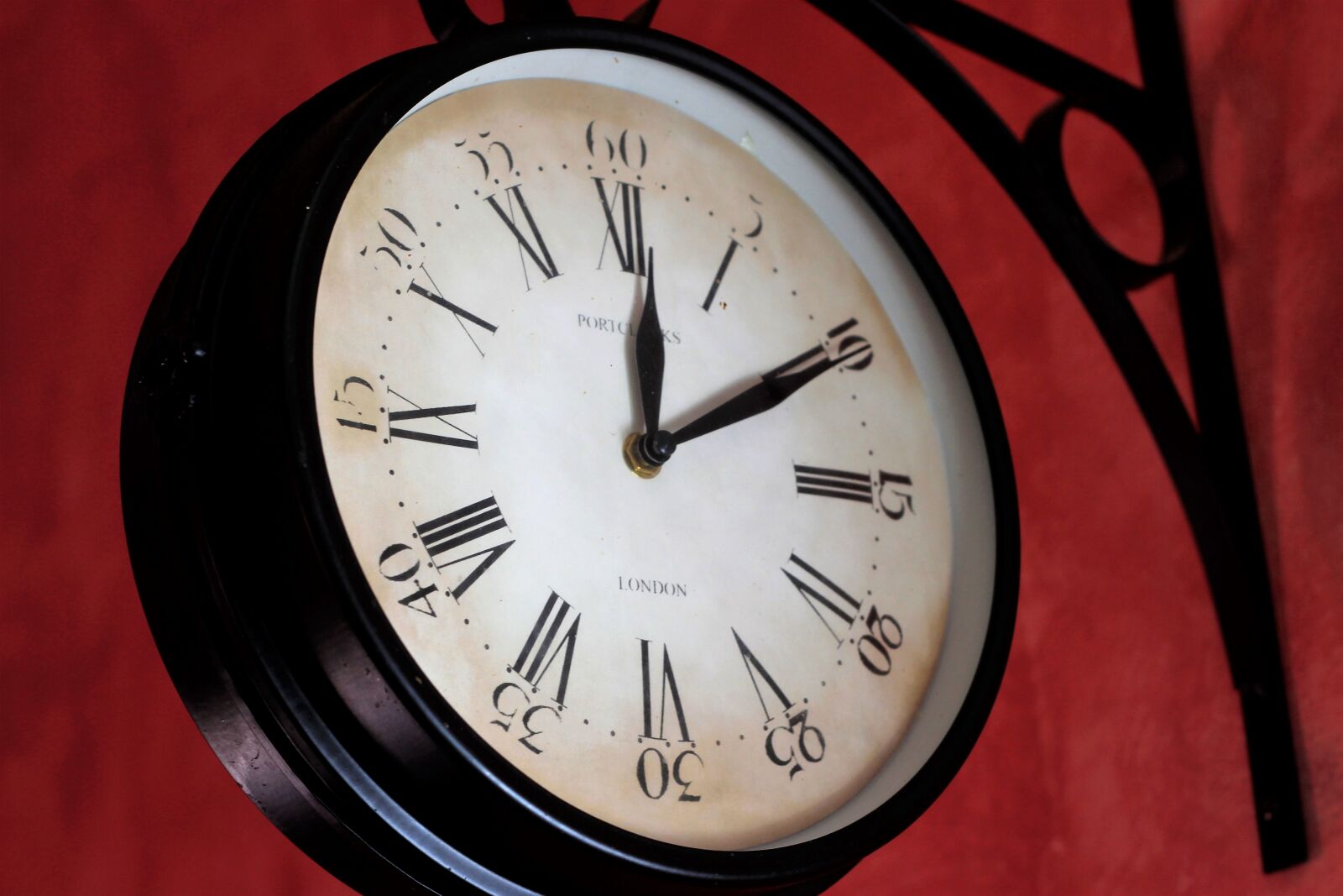 Canon EOS 600D (Rebel EOS T3i / EOS Kiss X5) + Canon EF 50mm F1.8 II sample photo. Clock, hour, time photography