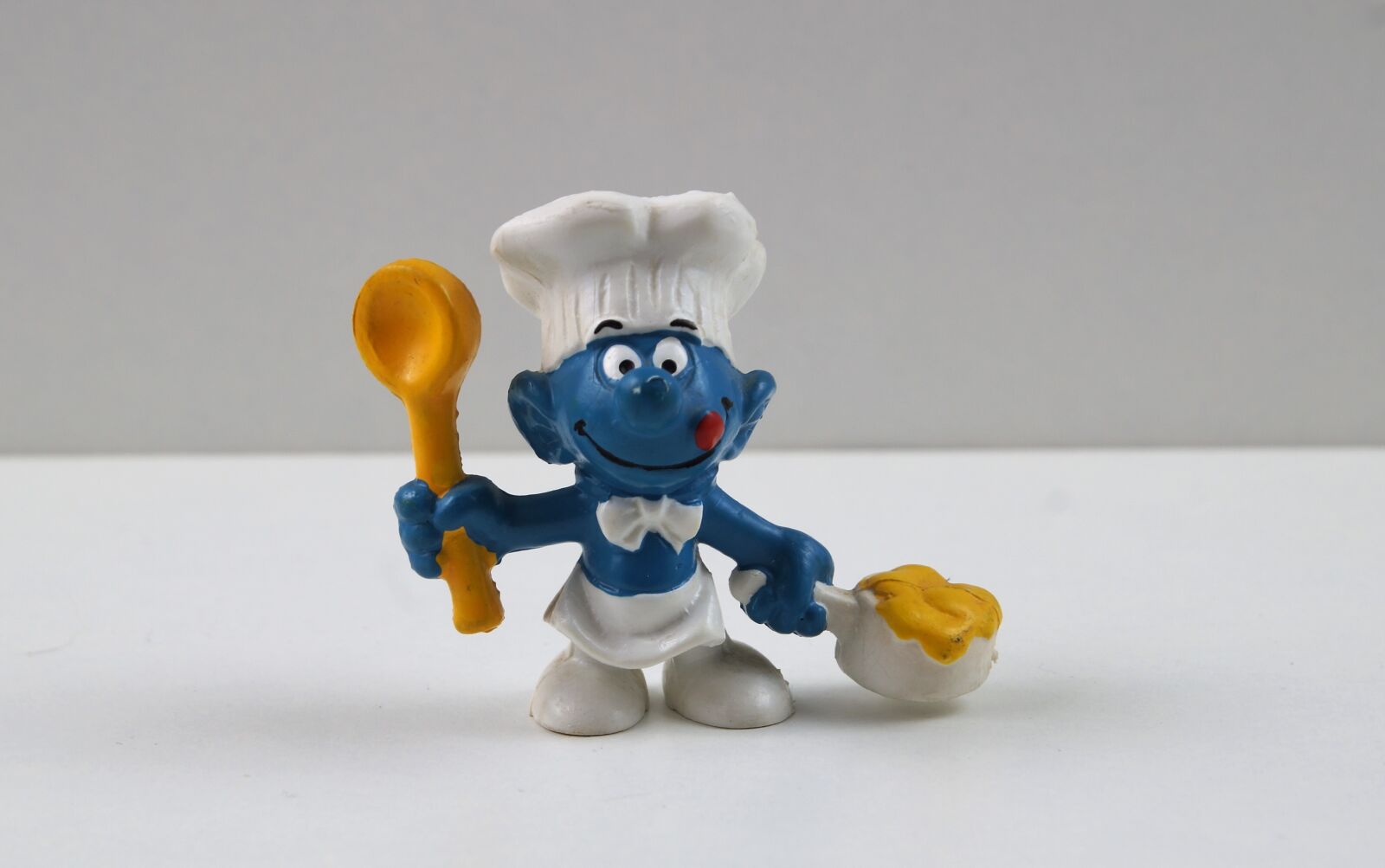 Sony DT 18-70mm F3.5-5.6 sample photo. Smurf, smurfs, cook smurf photography
