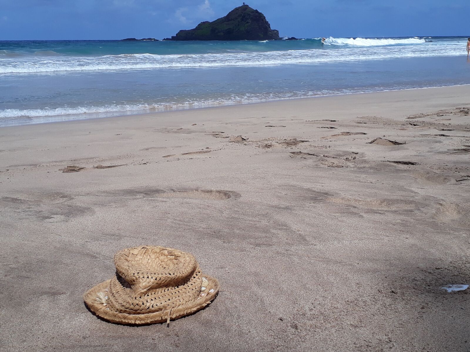 Samsung Galaxy A3(2017) sample photo. Hat, sand, beach photography
