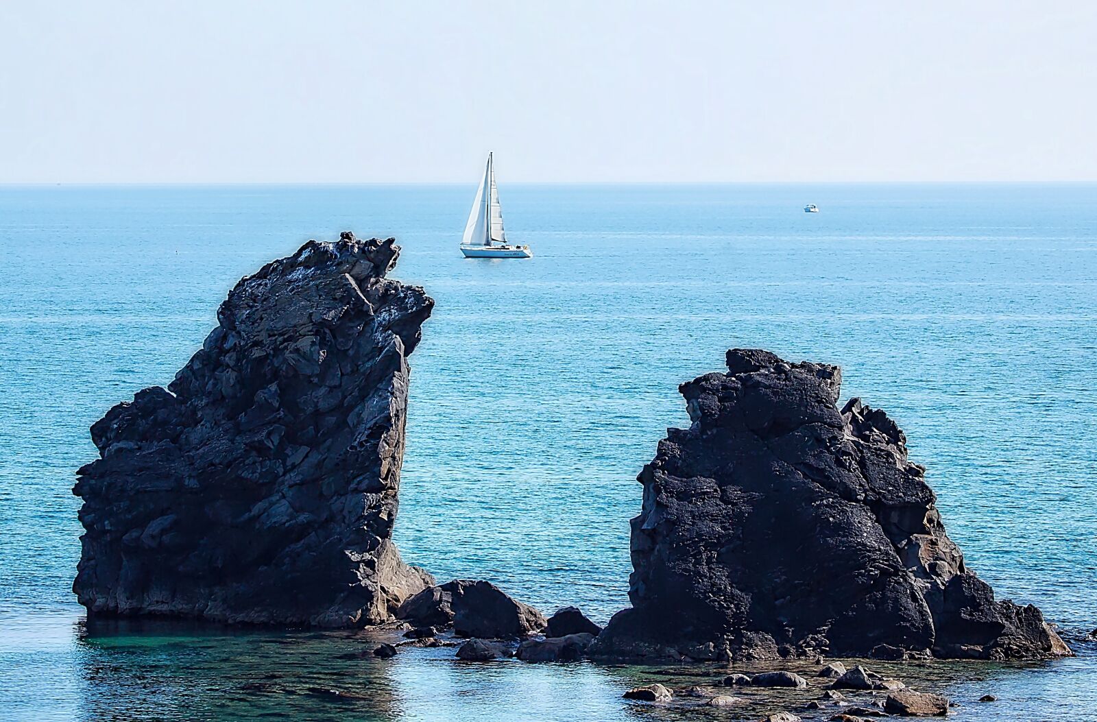 Canon EOS 5D Mark III sample photo. Sea, sailboat, rock photography