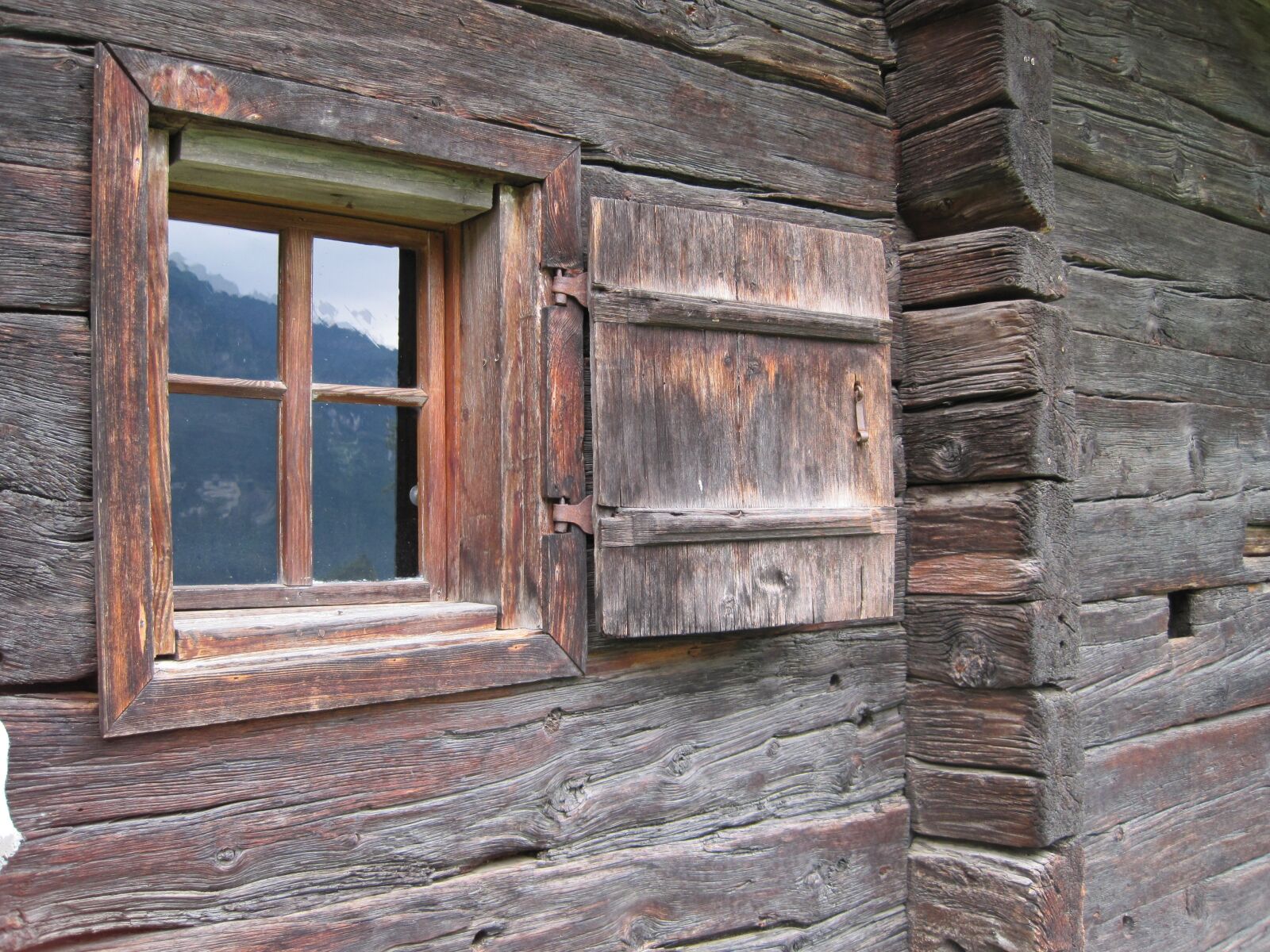 Canon PowerShot SD1200 IS (Digital IXUS 95 IS / IXY Digital 110 IS) sample photo. Window, wooden windows, timber photography