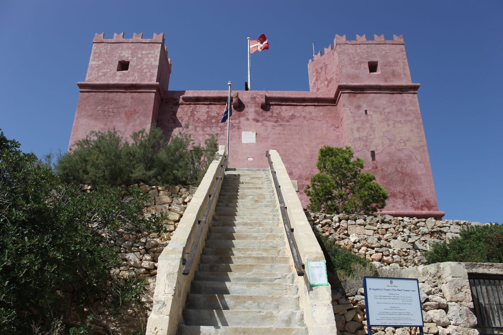 Canon EOS 1100D (EOS Rebel T3 / EOS Kiss X50) sample photo. Castle, red, malta photography
