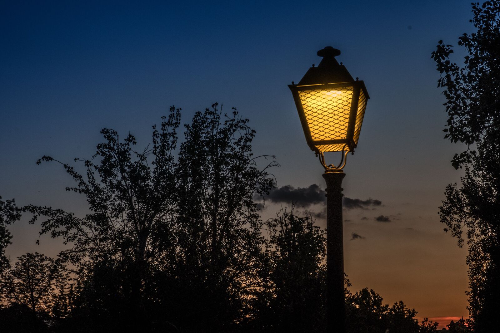 Fujifilm XF 18-55mm F2.8-4 R LM OIS sample photo. Sunset, street lamp, light photography