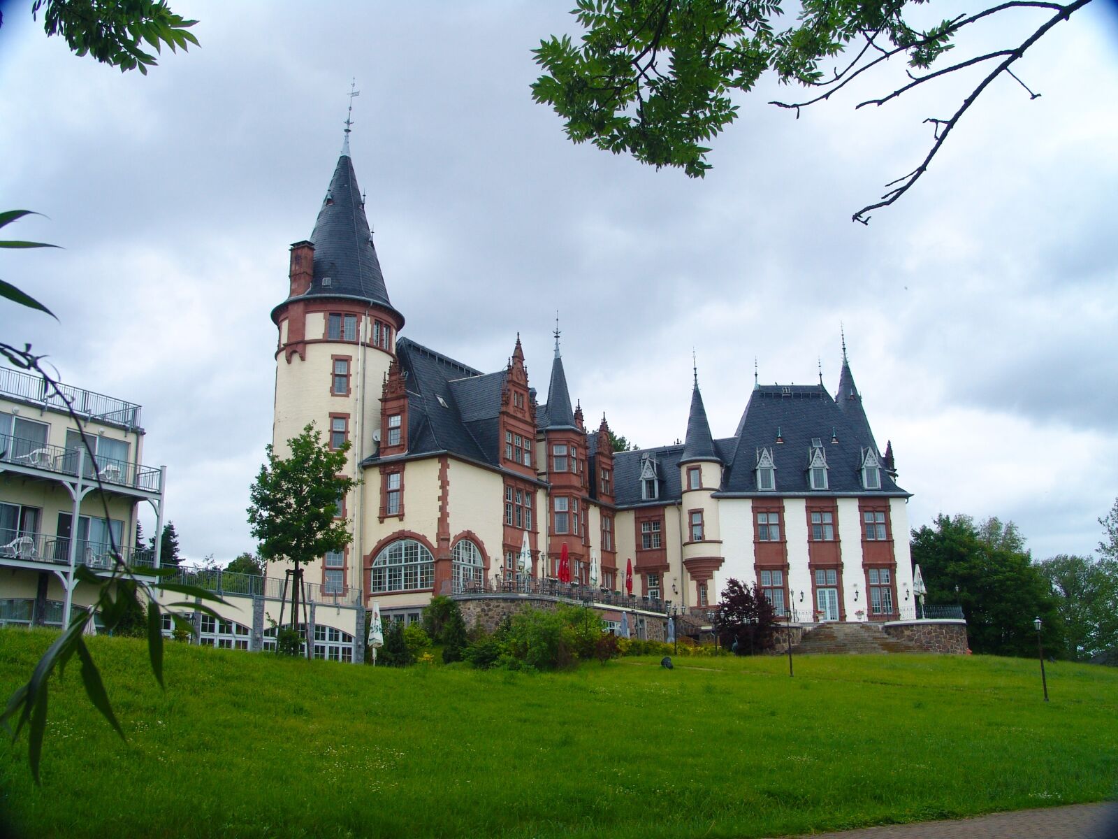 Sony DSC-F828 sample photo. Müritz, building, hotel photography