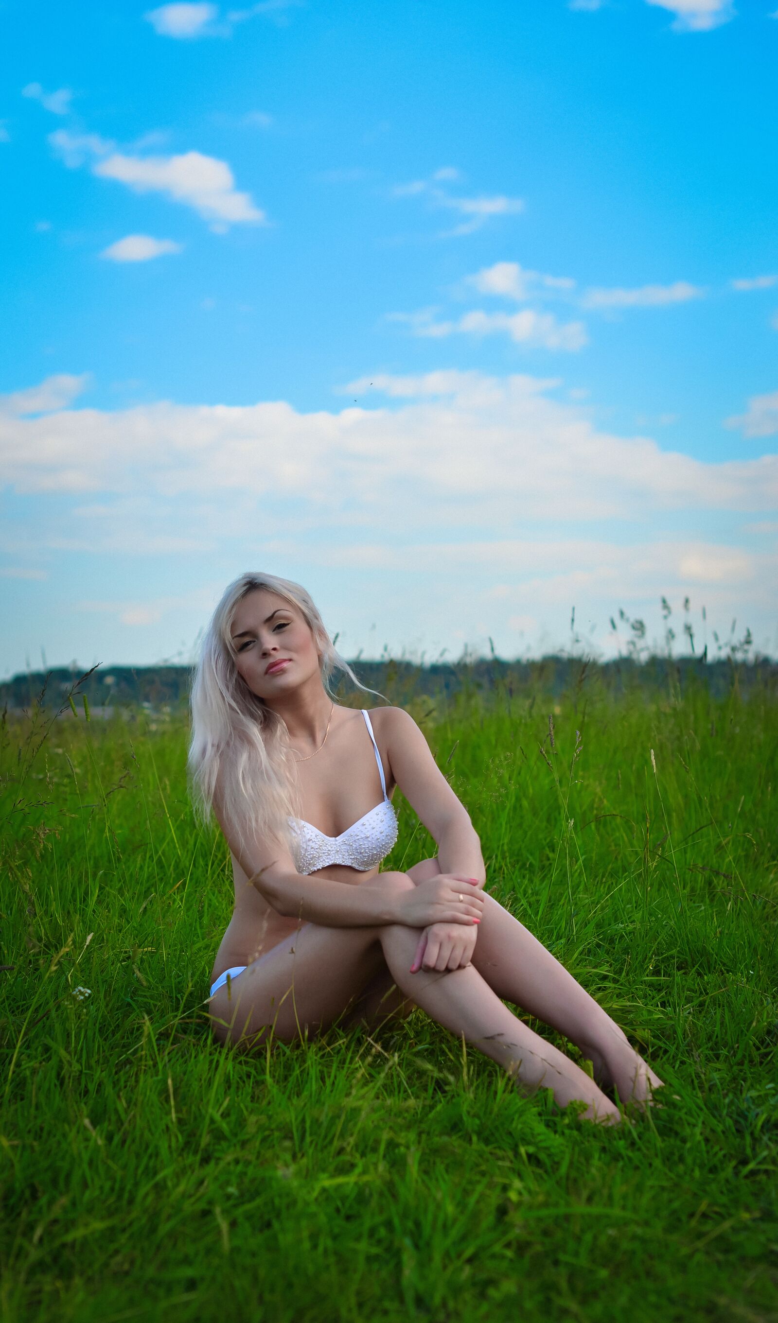 Nikon D800 sample photo. Blonde in the grass photography