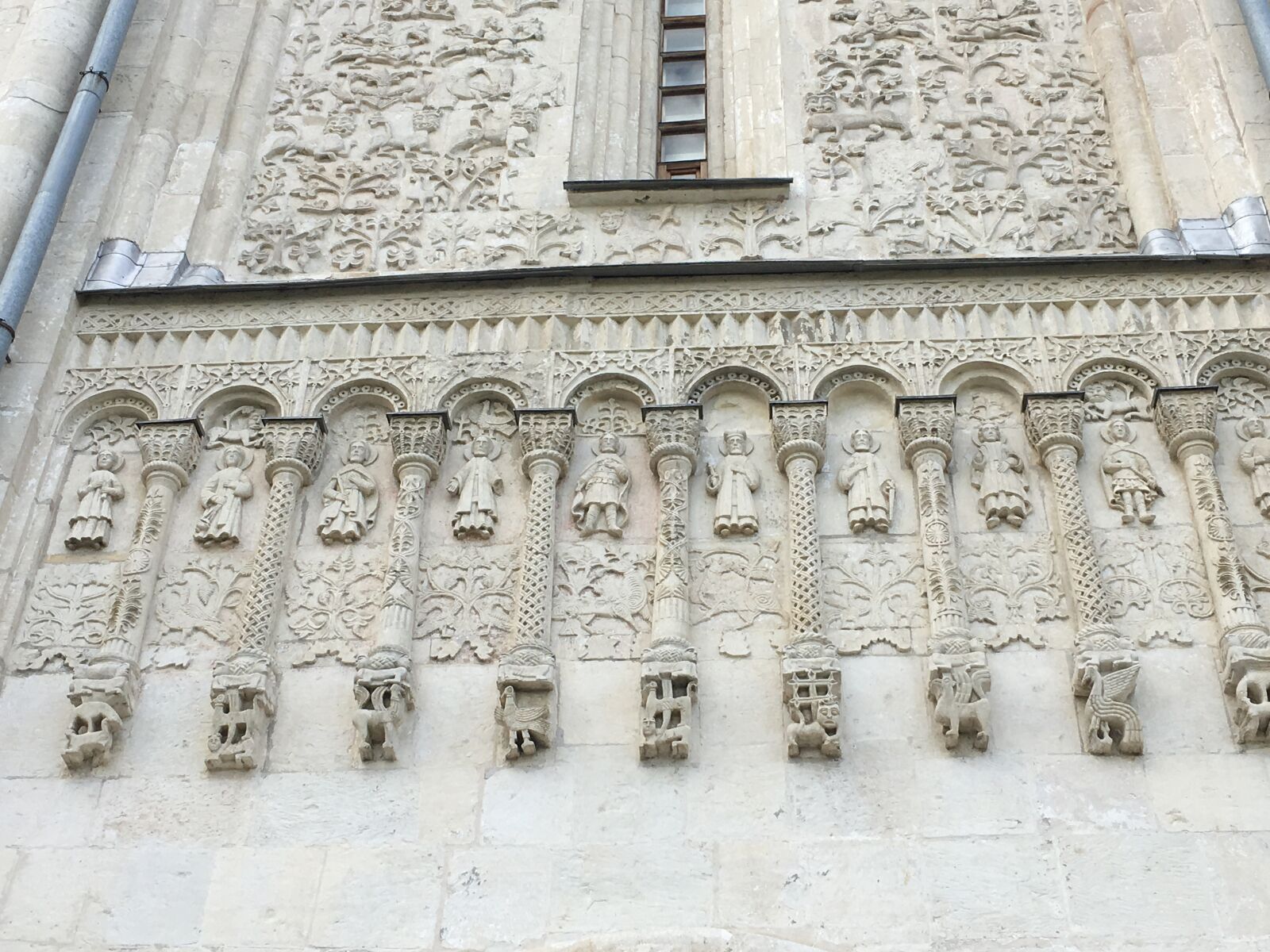 iPhone 6s back camera 4.15mm f/2.2 sample photo. Stone carvings, dmitrovsky cathedral photography