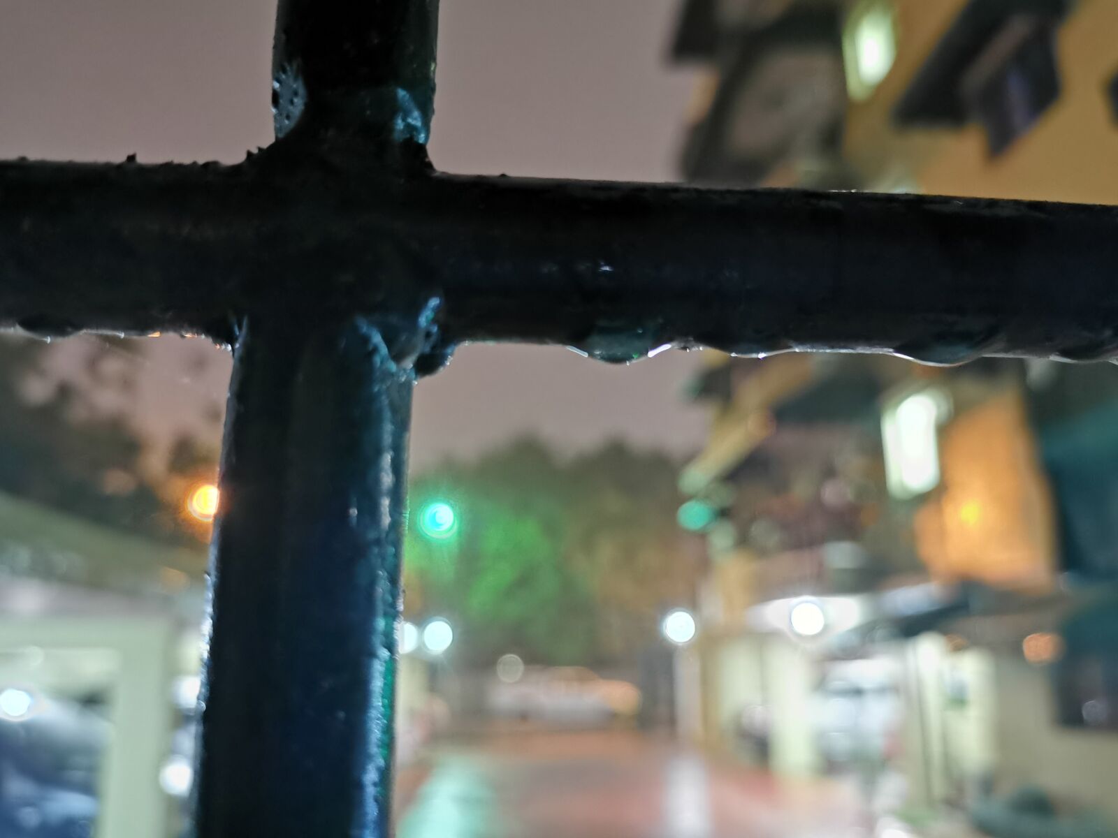 HUAWEI P30 sample photo. Cruz, ventana, lluvia photography