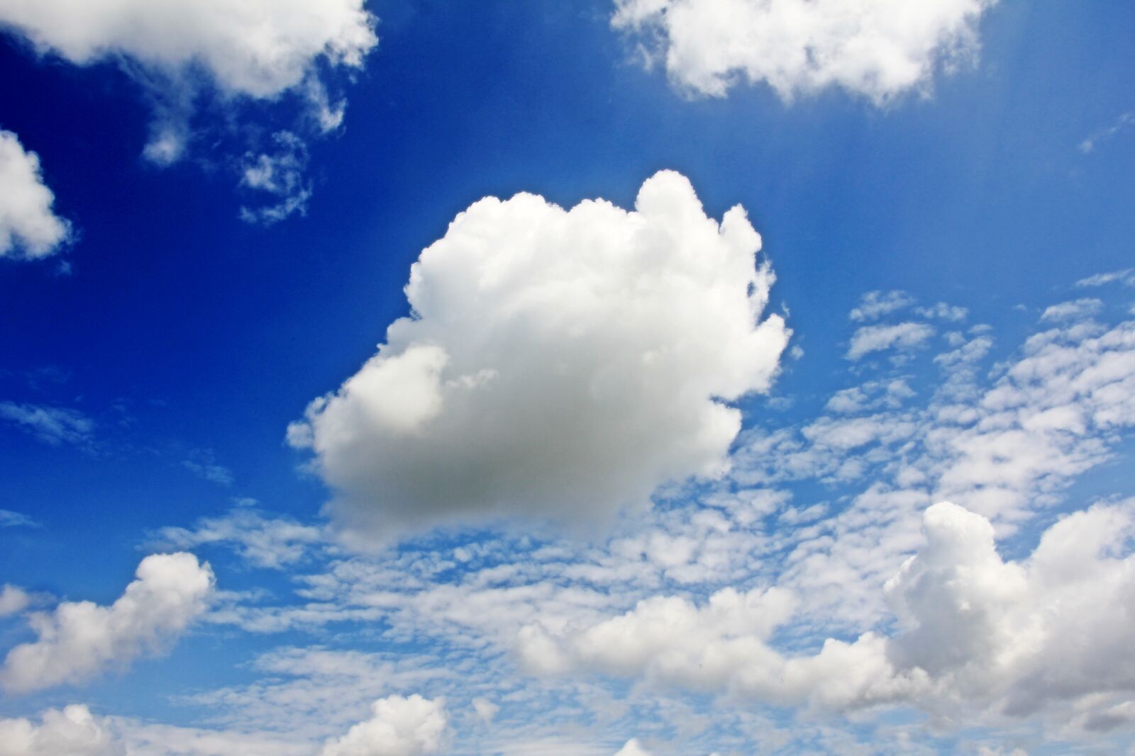 Canon EOS 550D (EOS Rebel T2i / EOS Kiss X4) sample photo. Clouds, sky, blue photography