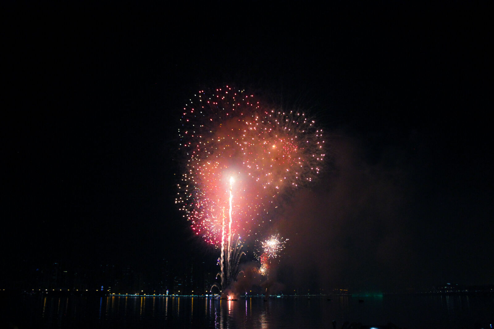 Canon EF-S 18-55mm F3.5-5.6 IS sample photo. Dubai, firework, fireworks, night photography
