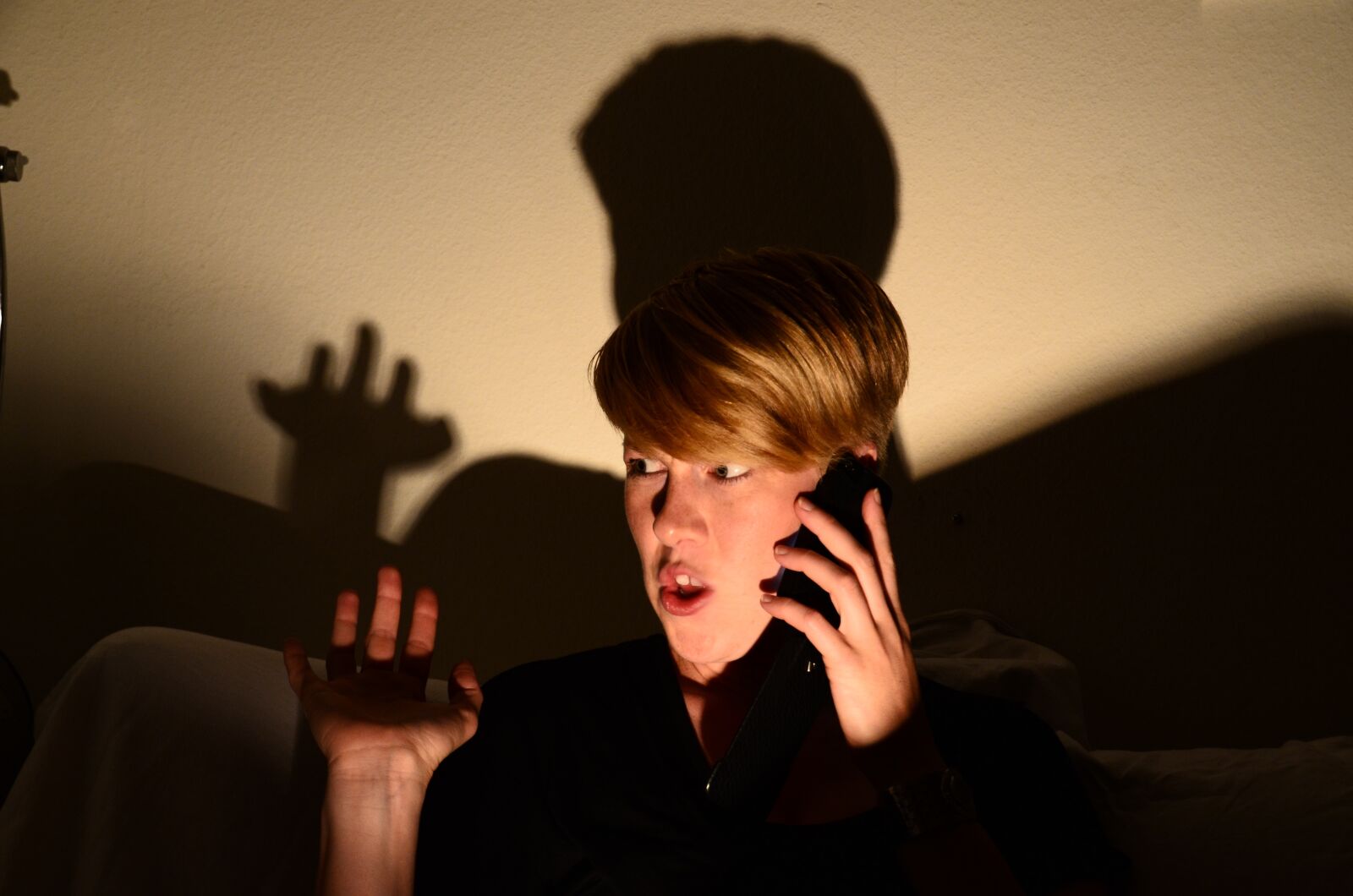 Nikon D7000 sample photo. Woman, shadow, phone call photography