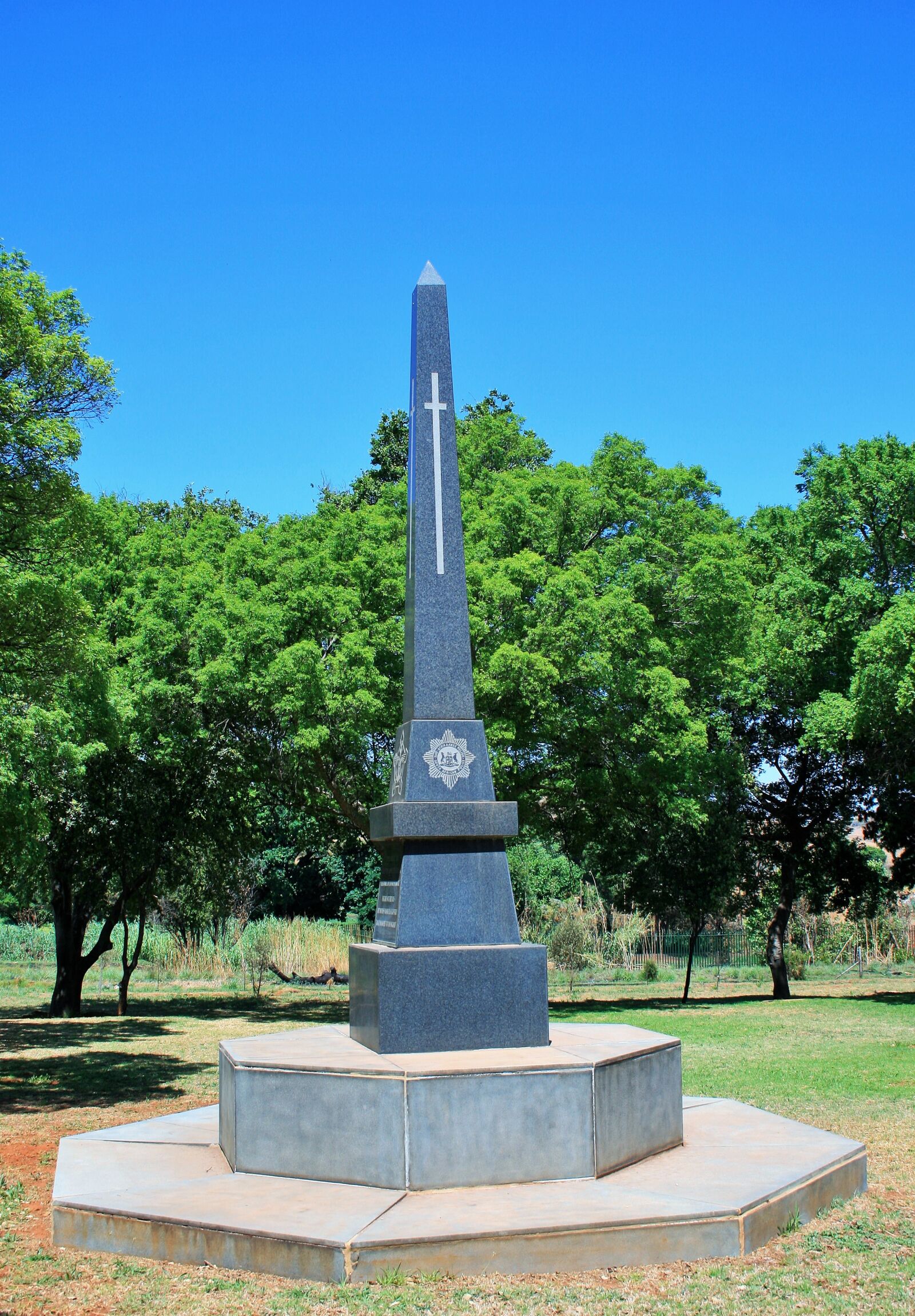 Canon EOS 400D (EOS Digital Rebel XTi / EOS Kiss Digital X) sample photo. Memorial, thaba tshwane, needle photography