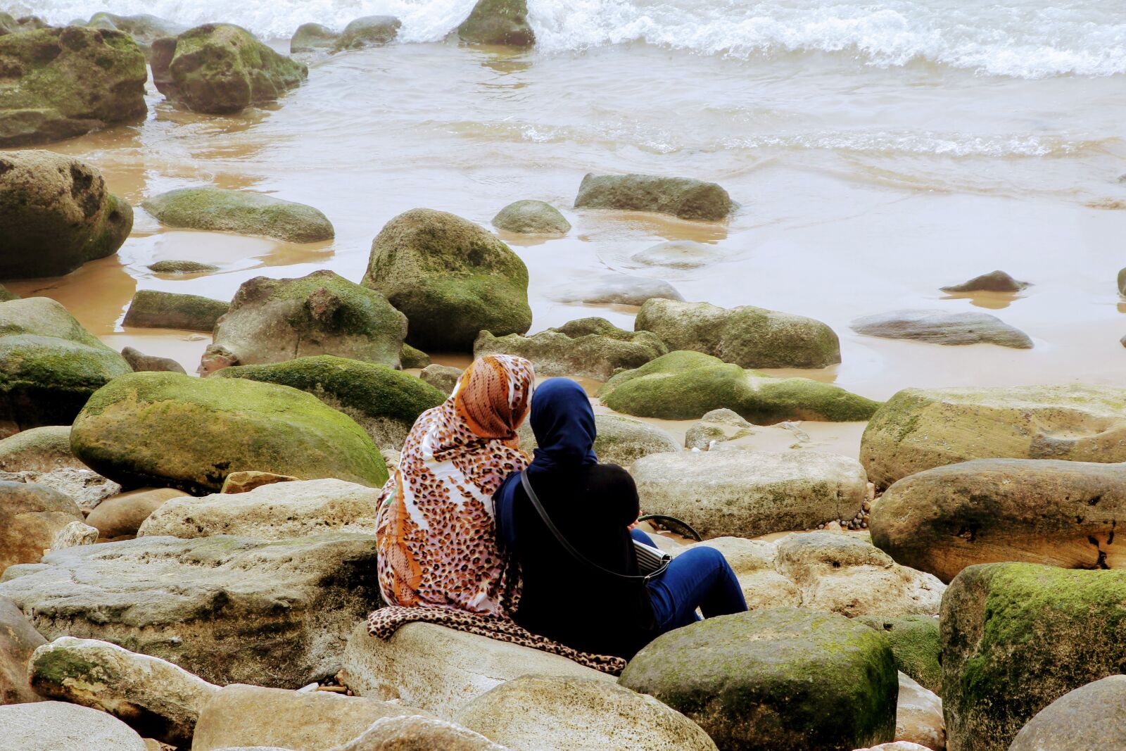 Canon EOS 60D sample photo. Girlfriends, sea, chat photography