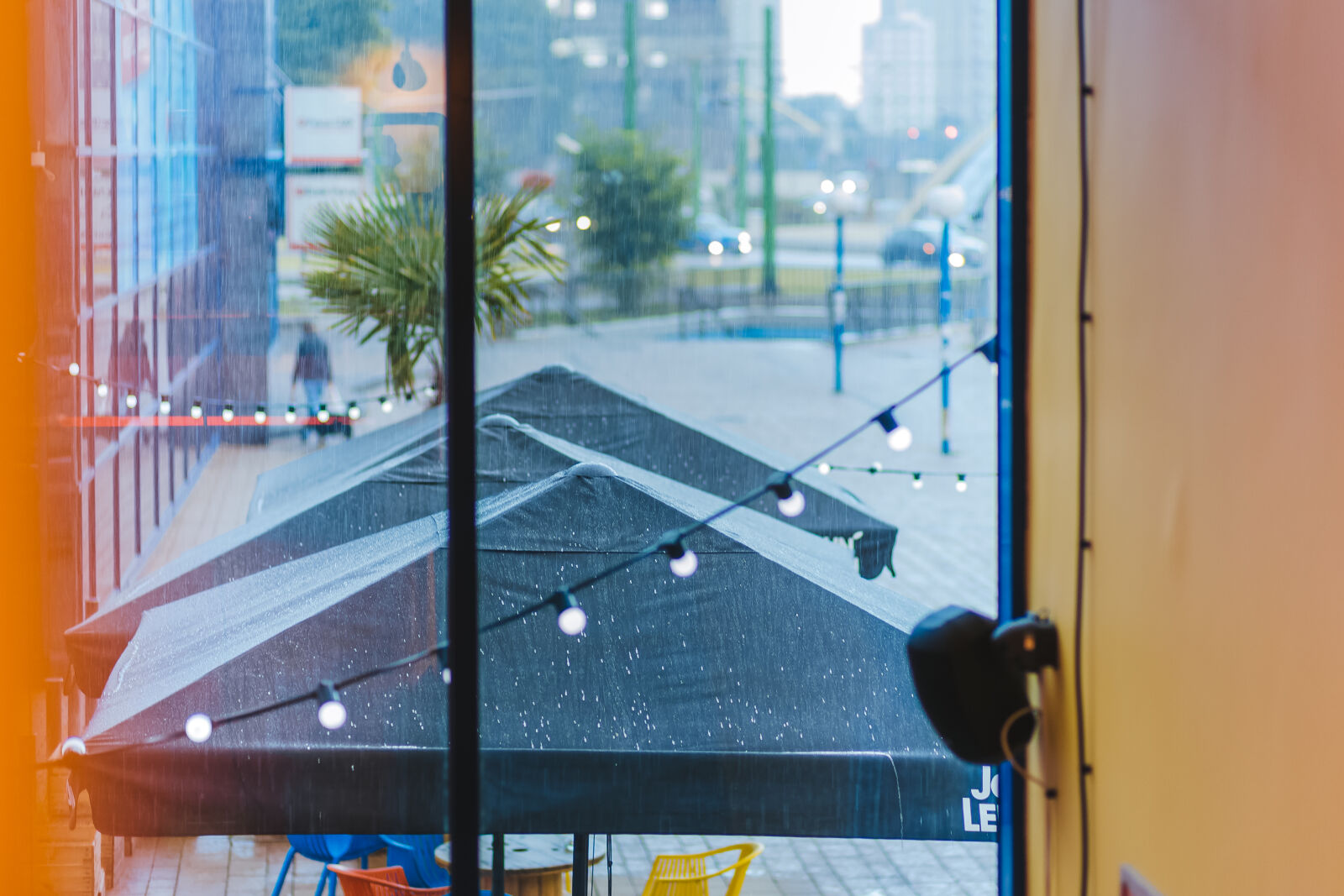 Canon EF 85mm F1.8 USM sample photo. City, coffee, drops, umbrella photography
