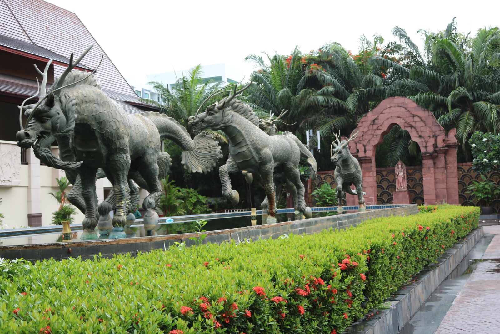 Canon EOS 750D (EOS Rebel T6i / EOS Kiss X8i) + Canon EF-S 18-55mm F3.5-5.6 IS II sample photo. Architecture, horses, statue photography