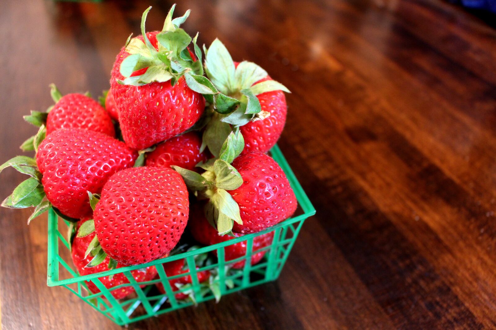 Canon EOS 700D (EOS Rebel T5i / EOS Kiss X7i) sample photo. Strawberries, basket of berries photography