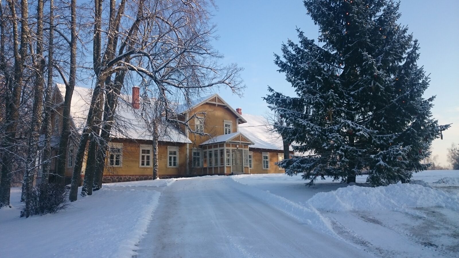 Sony Xperia Z1 Compact sample photo. Winter, wooden house, landscape photography
