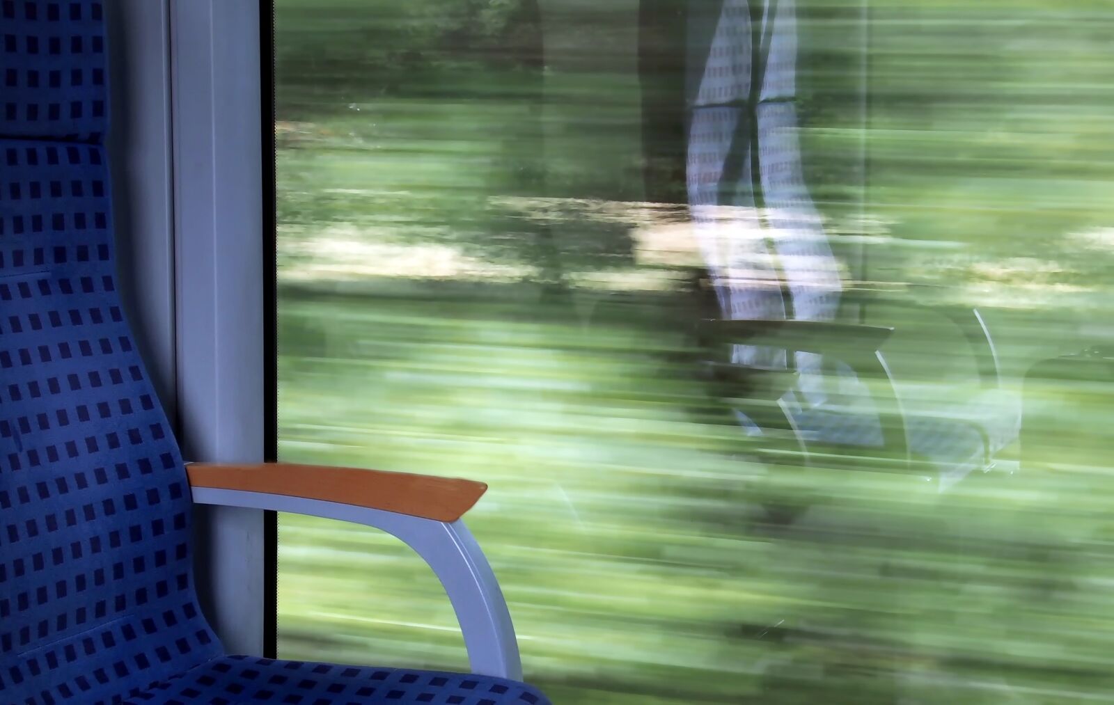 OLYMPUS M.12-50mm F3.5-6.3 sample photo. Train, travel, seat photography