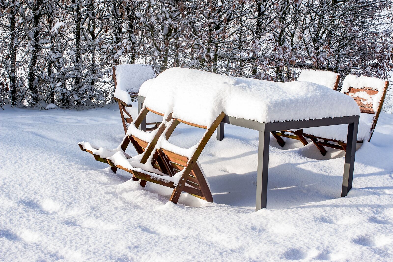 Canon EOS 650D (EOS Rebel T4i / EOS Kiss X6i) sample photo. Snow, table, chairs photography