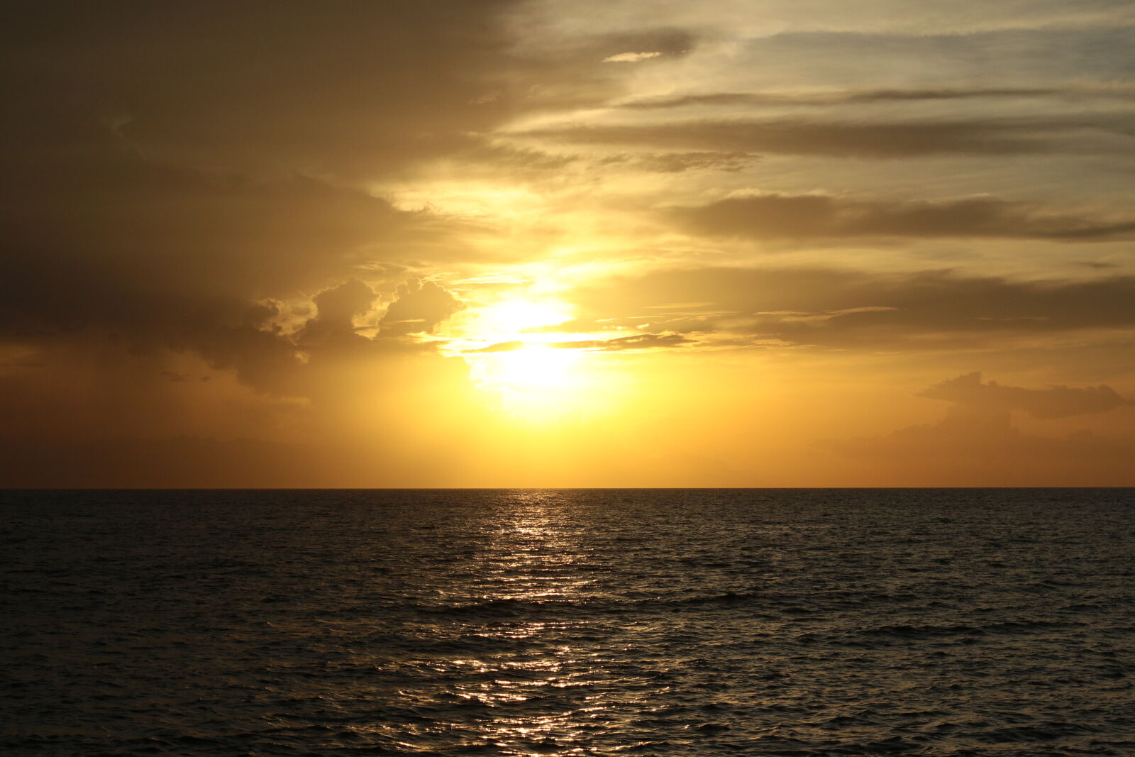Canon EOS 70D + Canon EF 50mm F1.8 II sample photo. Dark, clouds, sea, sunset photography