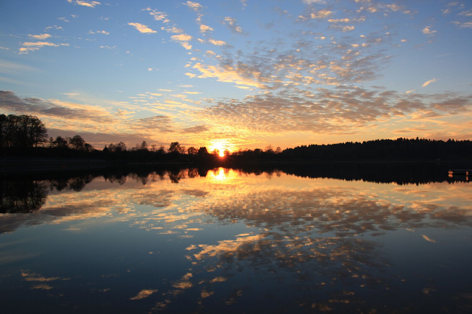 Canon EOS 1000D (EOS Digital Rebel XS / EOS Kiss F) sample photo. Sunset, lake, water photography