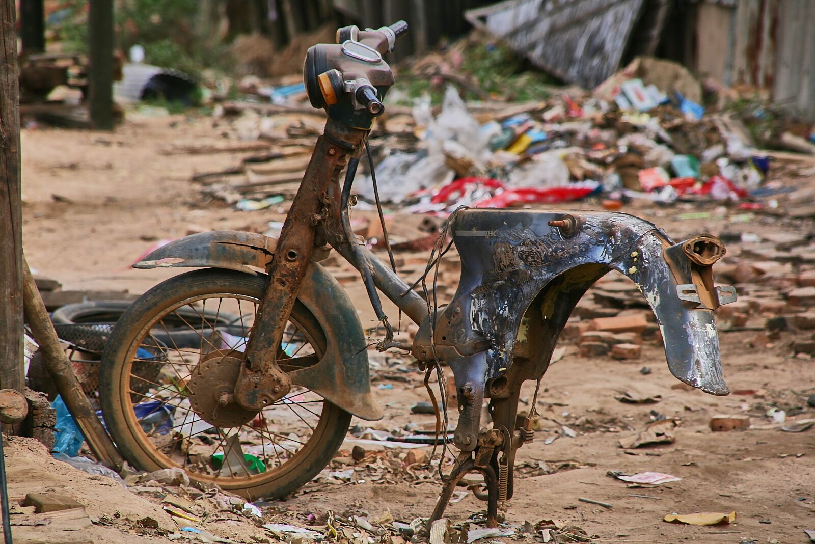 Canon EOS 400D (EOS Digital Rebel XTi / EOS Kiss Digital X) sample photo. Moped, broken, motorcycle photography