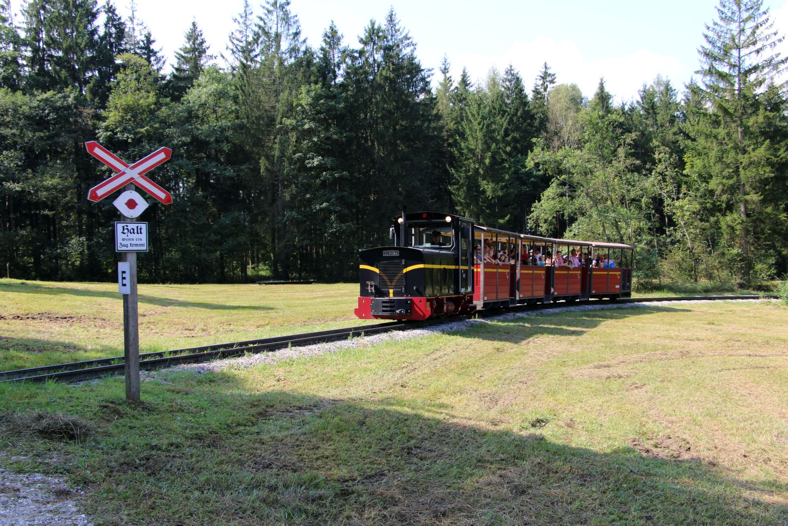 Canon EOS 70D sample photo. Freilichtmuseum salzburg, train, tourists photography
