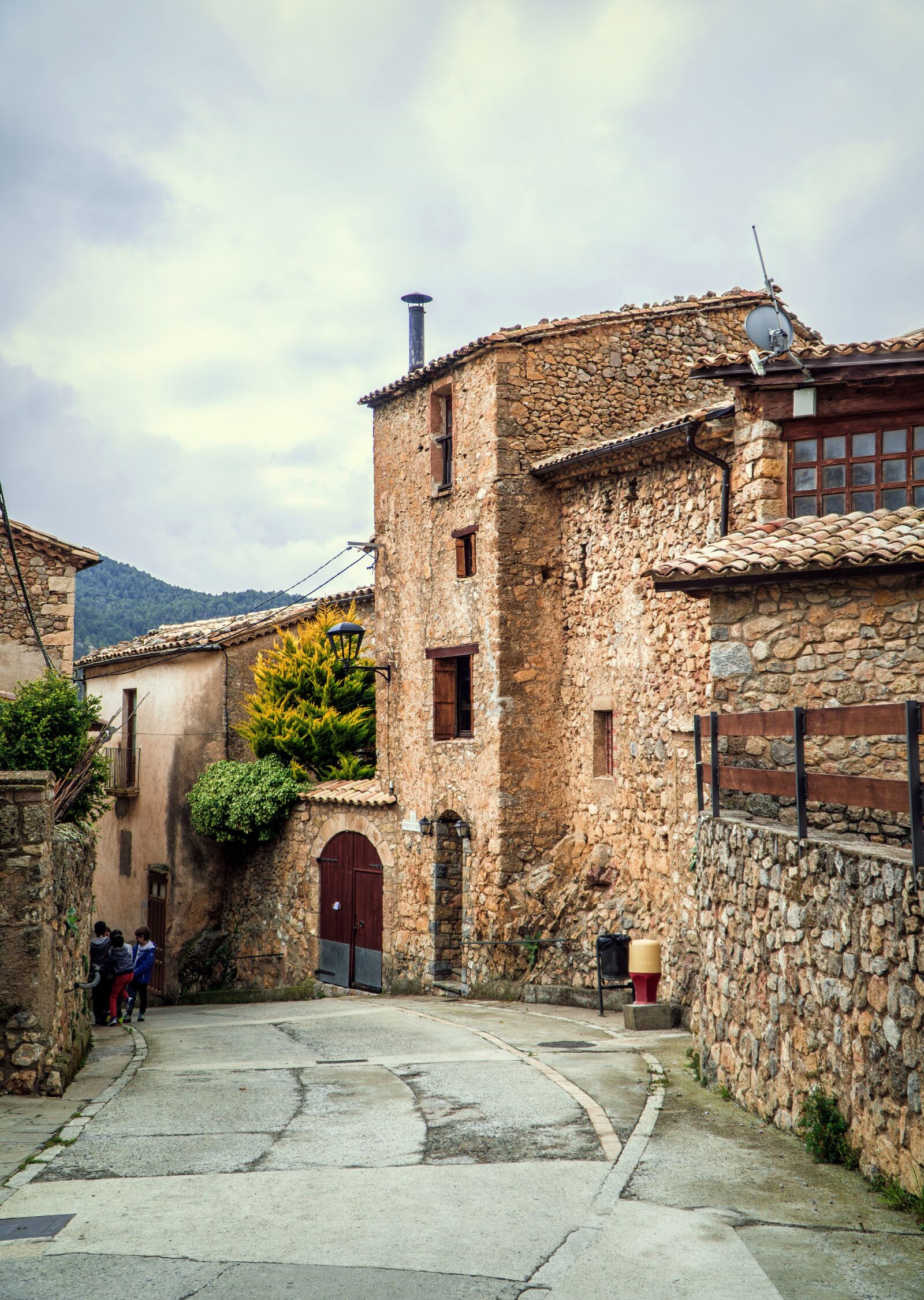 Sony a6000 + Sony E PZ 18-105mm F4 G OSS sample photo. Landscape, rustic, people photography