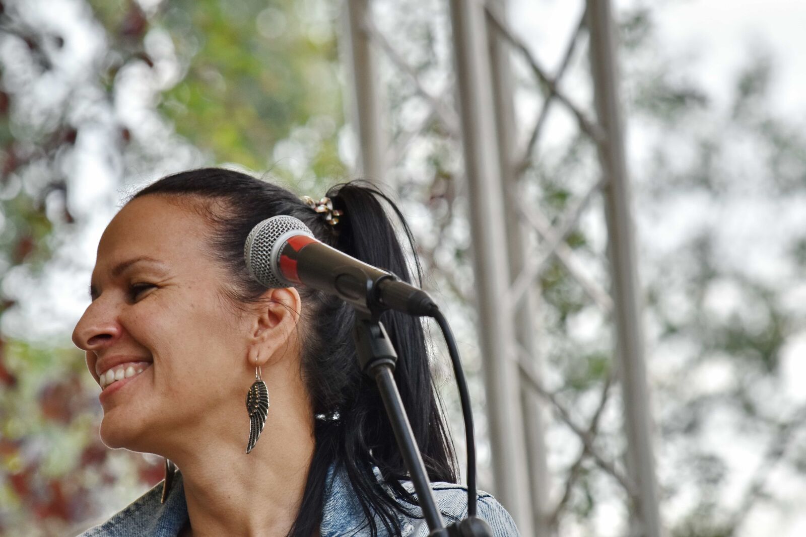 Nikon D5500 sample photo. Concert, entertainer, microphone, singer photography